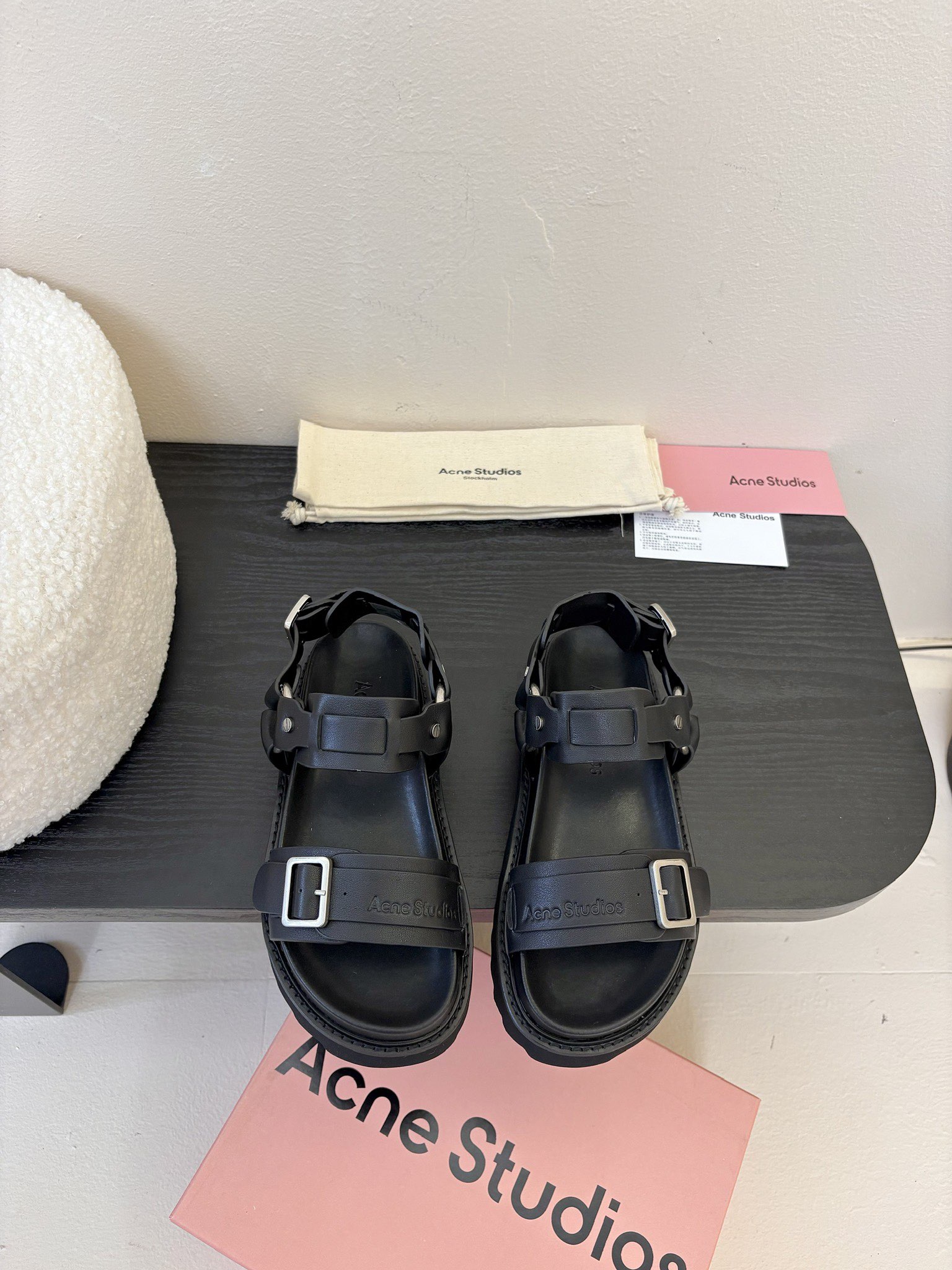 
Acne Studios 厚底机车凉鞋拿捏！

甜酷风拉满 Acne Studios 这两款凉鞋太绝啦