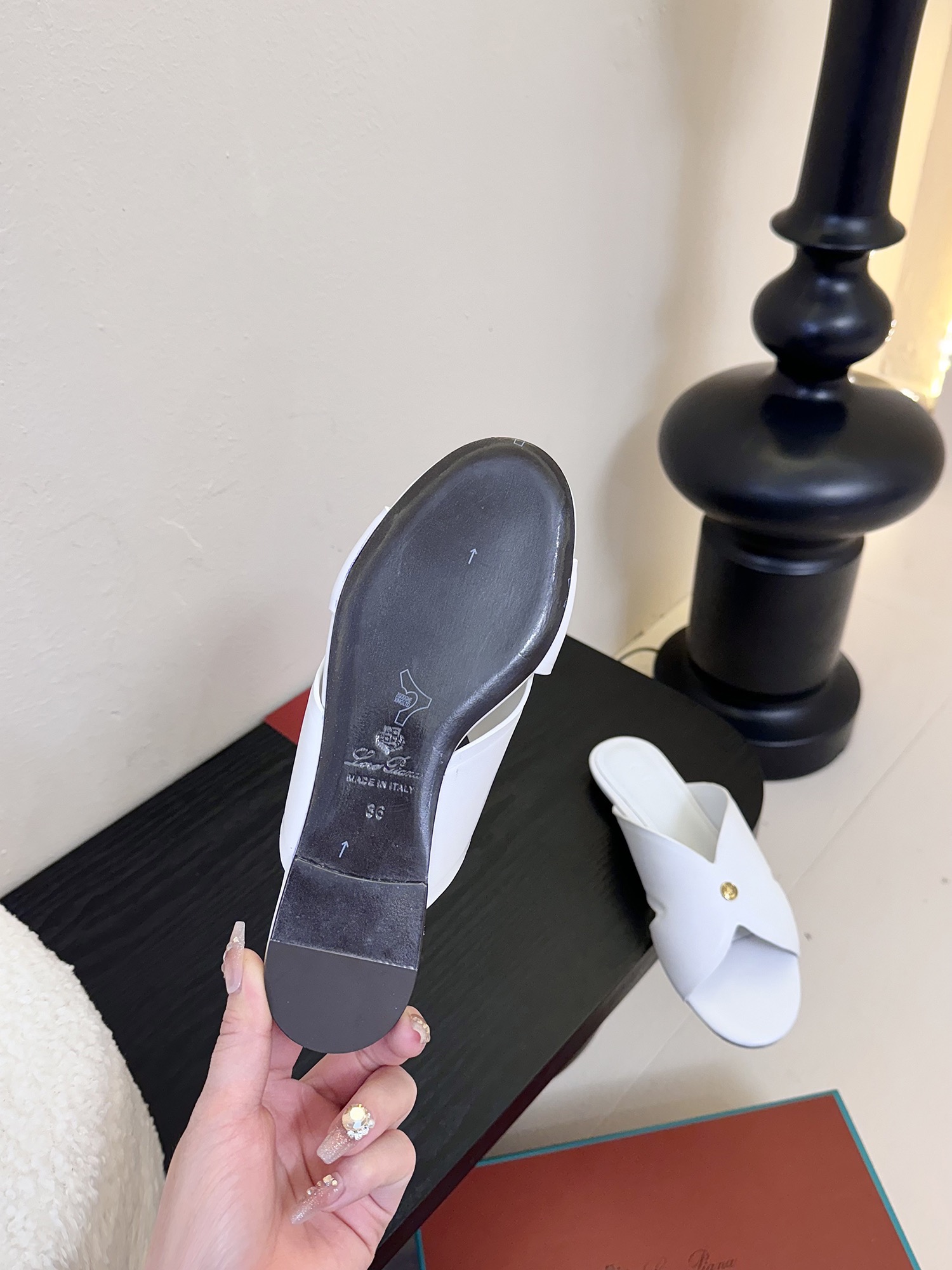 
Loropiana 25ss 新款 拖鞋系列

LP一直是以好穿舒适为主的设计风格 这几年老钱风穿搭超