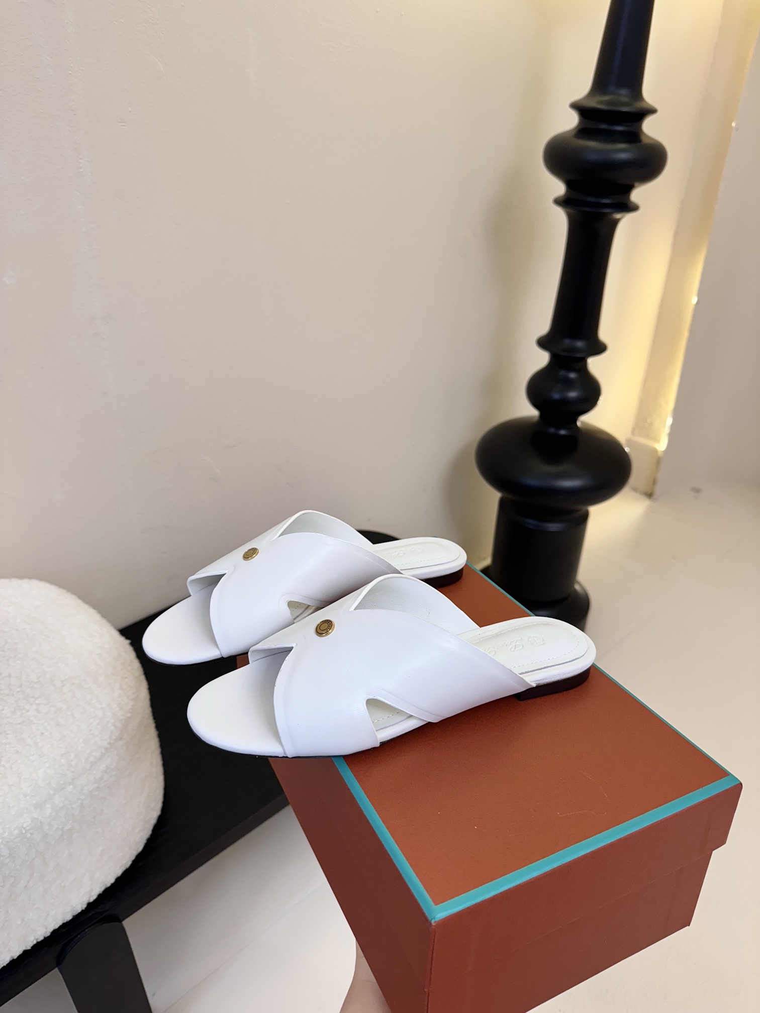 
Loropiana 25ss 新款 拖鞋系列

LP一直是以好穿舒适为主的设计风格 这几年老钱风穿搭超