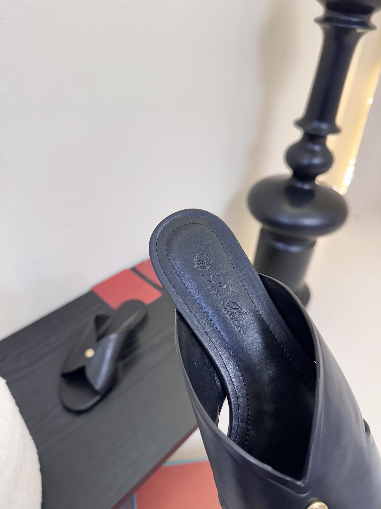 
Loropiana 25ss 新款 拖鞋系列

LP一直是以好穿舒适为主的设计风格 这几年老钱风穿搭超