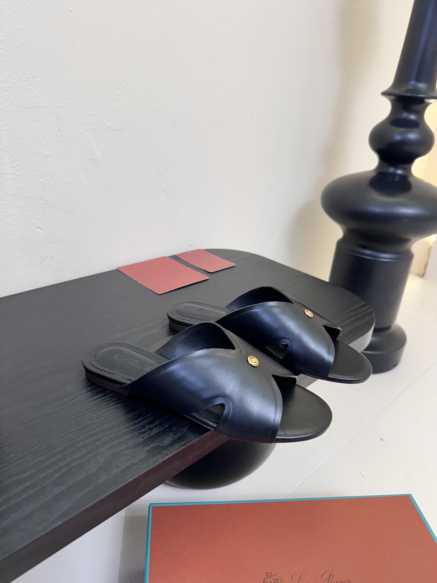 
Loropiana 25ss 新款 拖鞋系列

LP一直是以好穿舒适为主的设计风格 这几年老钱风穿搭超