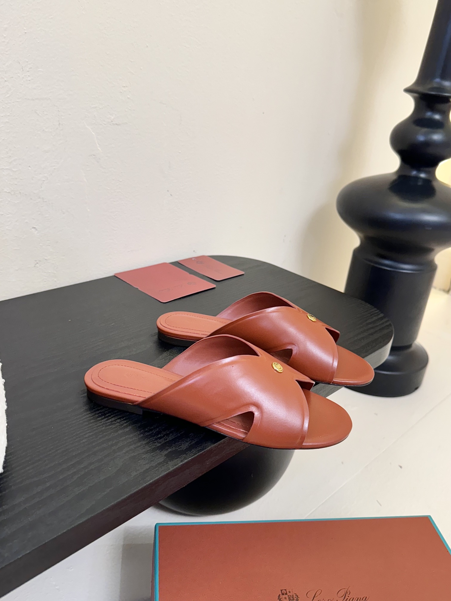 
Loropiana 25ss 新款 拖鞋系列

LP一直是以好穿舒适为主的设计风格 这几年老钱风穿搭超