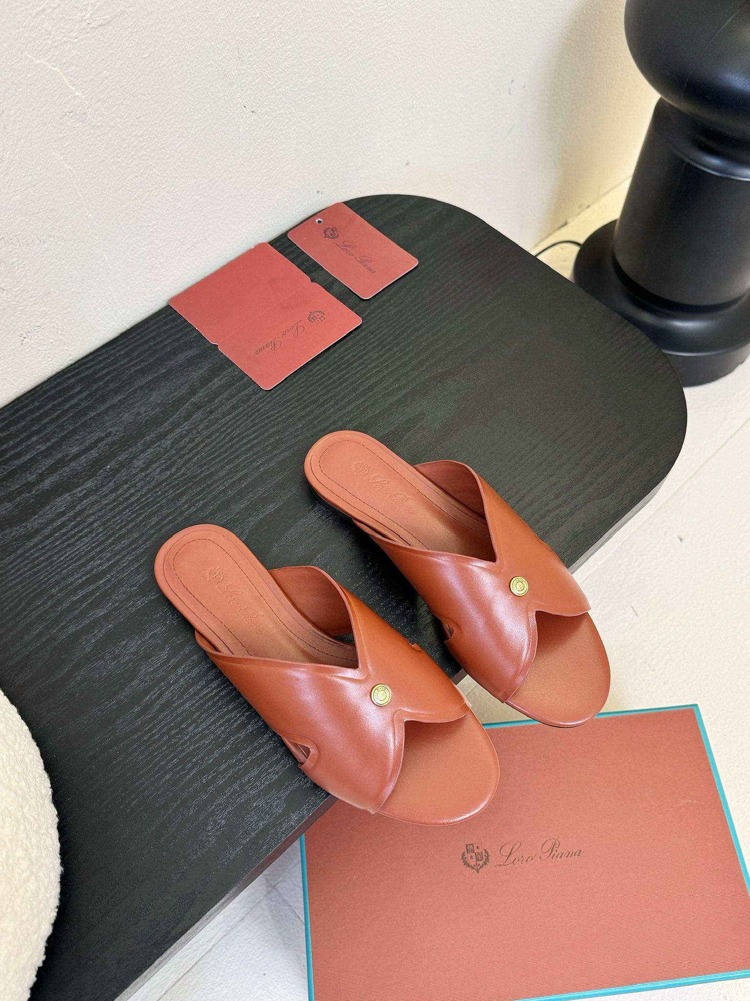 
Loropiana 25ss 新款 拖鞋系列

LP一直是以好穿舒适为主的设计风格 这几年老钱风穿搭超