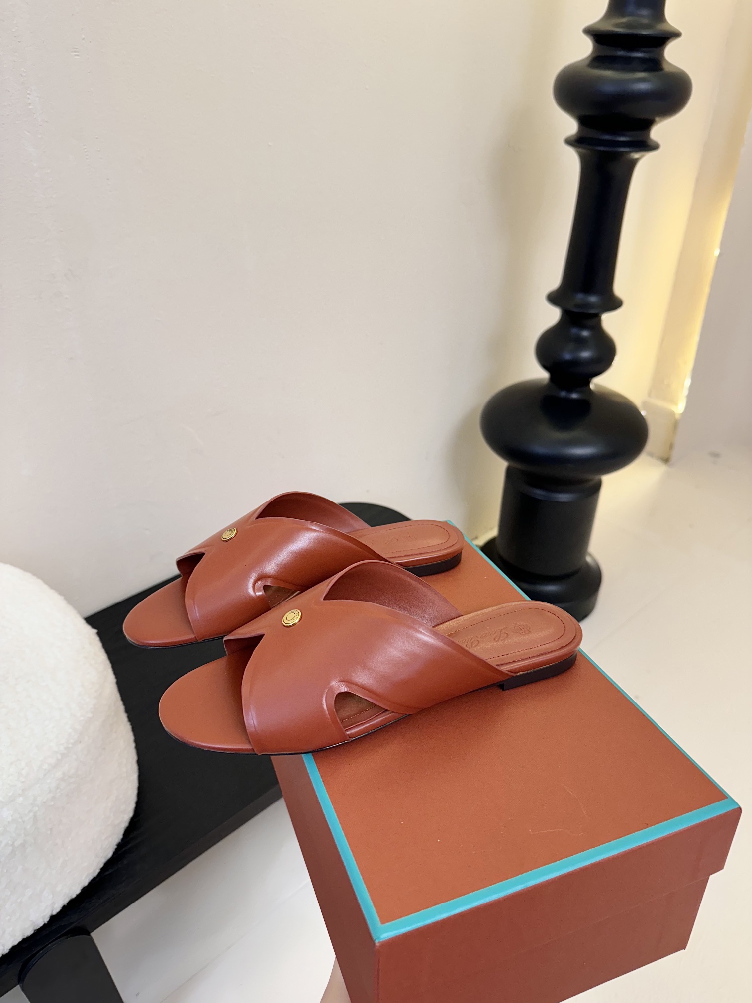 
Loropiana 25ss 新款 拖鞋系列

LP一直是以好穿舒适为主的设计风格 这几年老钱风穿搭超
