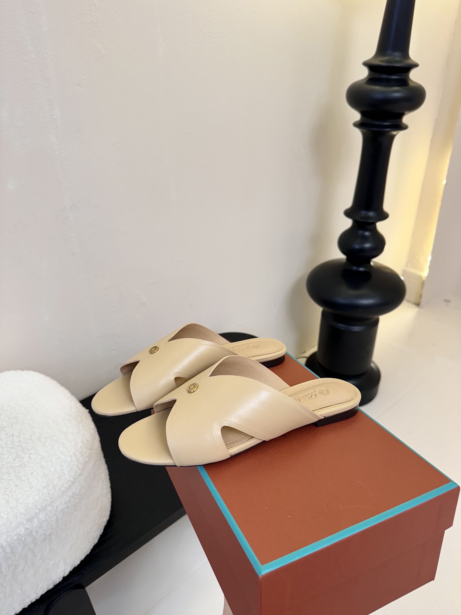 
Loropiana 25ss 新款 拖鞋系列

LP一直是以好穿舒适为主的设计风格 这几年老钱风穿搭超