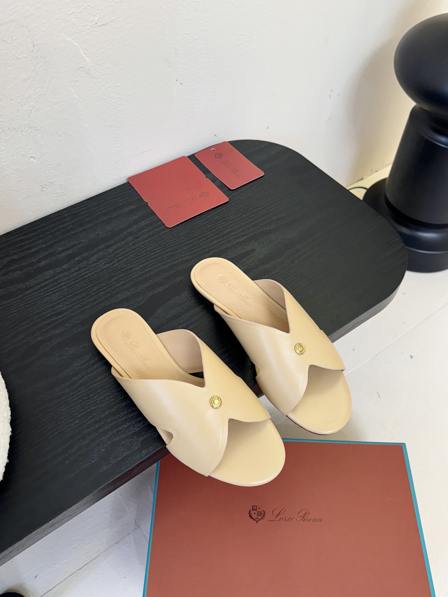 
Loropiana 25ss 新款 拖鞋系列

LP一直是以好穿舒适为主的设计风格 这几年老钱风穿搭超