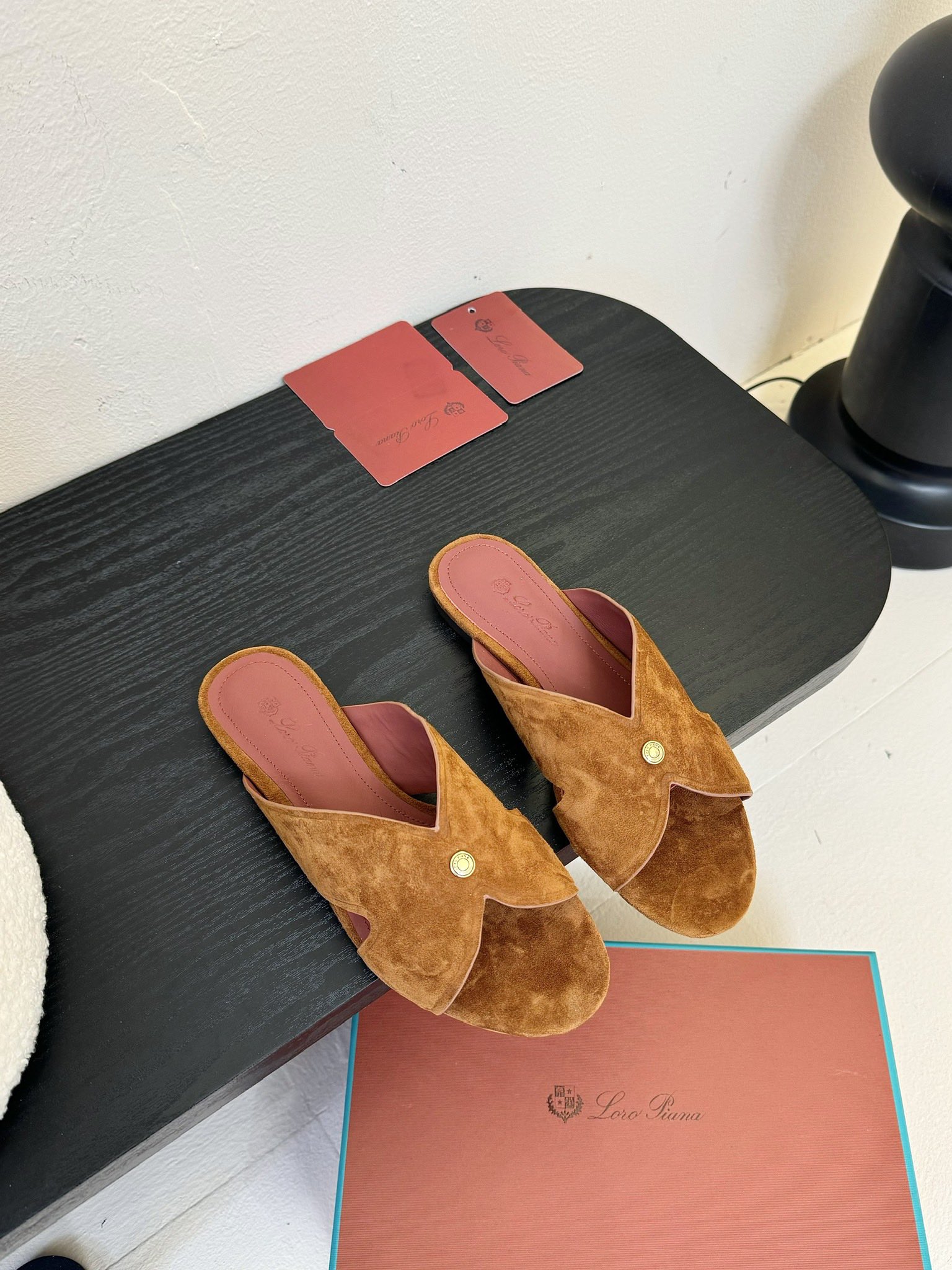
Loropiana 25ss 新款 拖鞋系列

LP一直是以好穿舒适为主的设计风格 这几年老钱风穿搭超