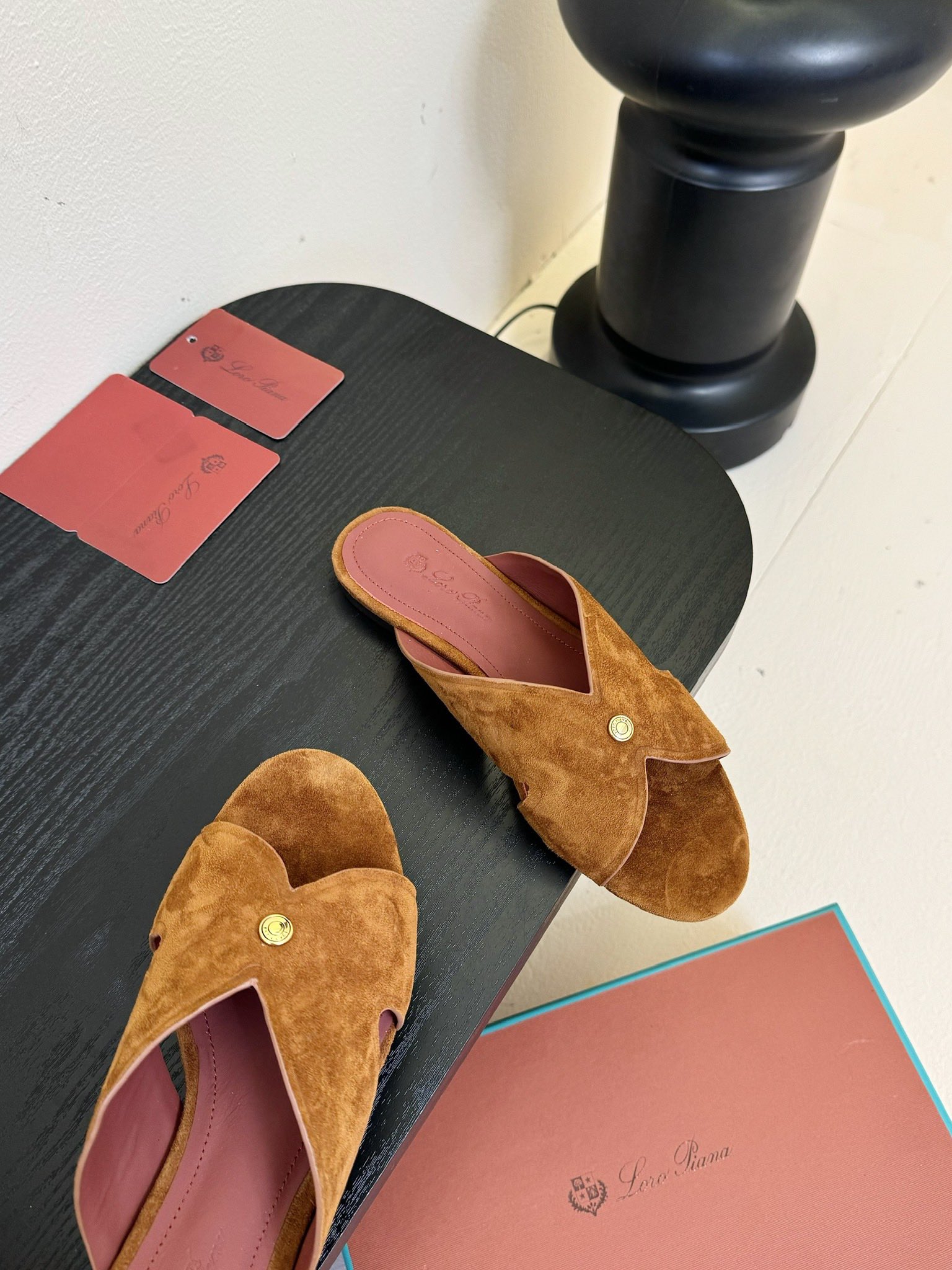 
Loropiana 25ss 新款 拖鞋系列

LP一直是以好穿舒适为主的设计风格 这几年老钱风穿搭超