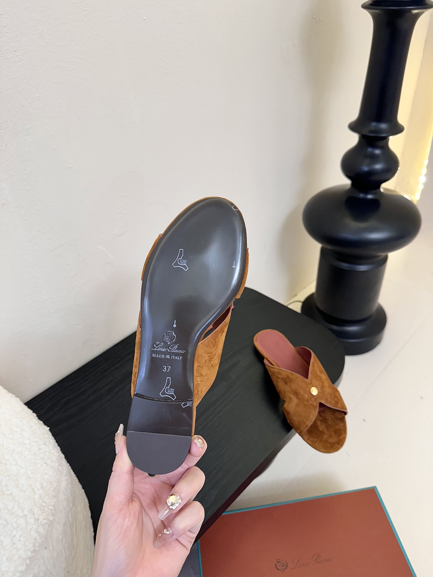 
Loropiana 25ss 新款 拖鞋系列

LP一直是以好穿舒适为主的设计风格 这几年老钱风穿搭超
