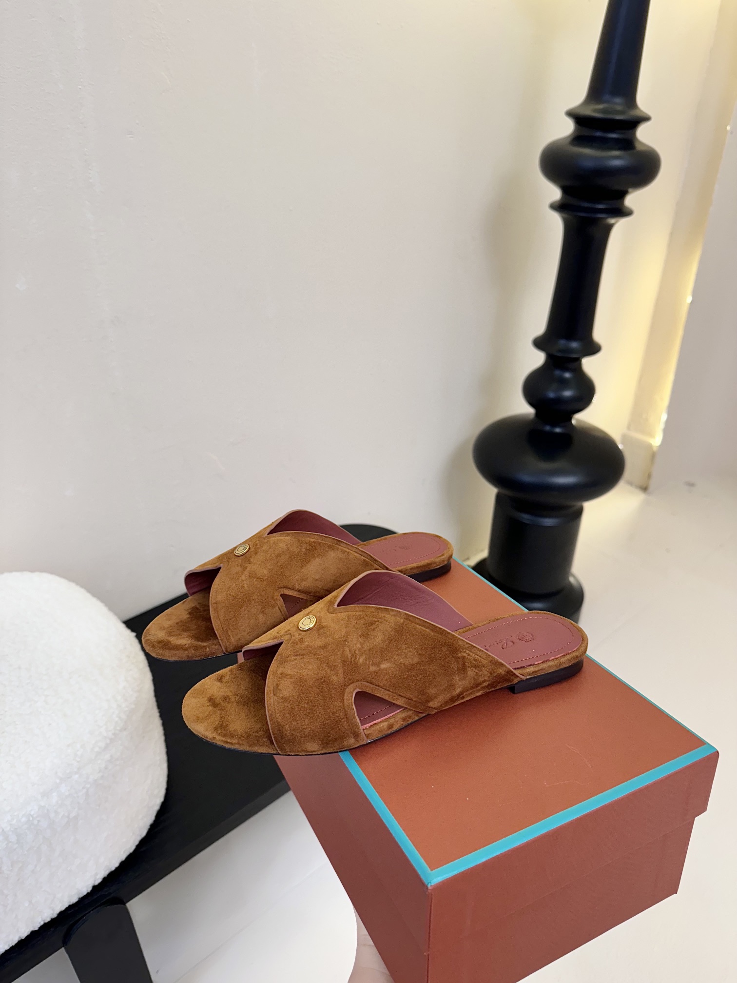 
Loropiana 25ss 新款 拖鞋系列

LP一直是以好穿舒适为主的设计风格 这几年老钱风穿搭超