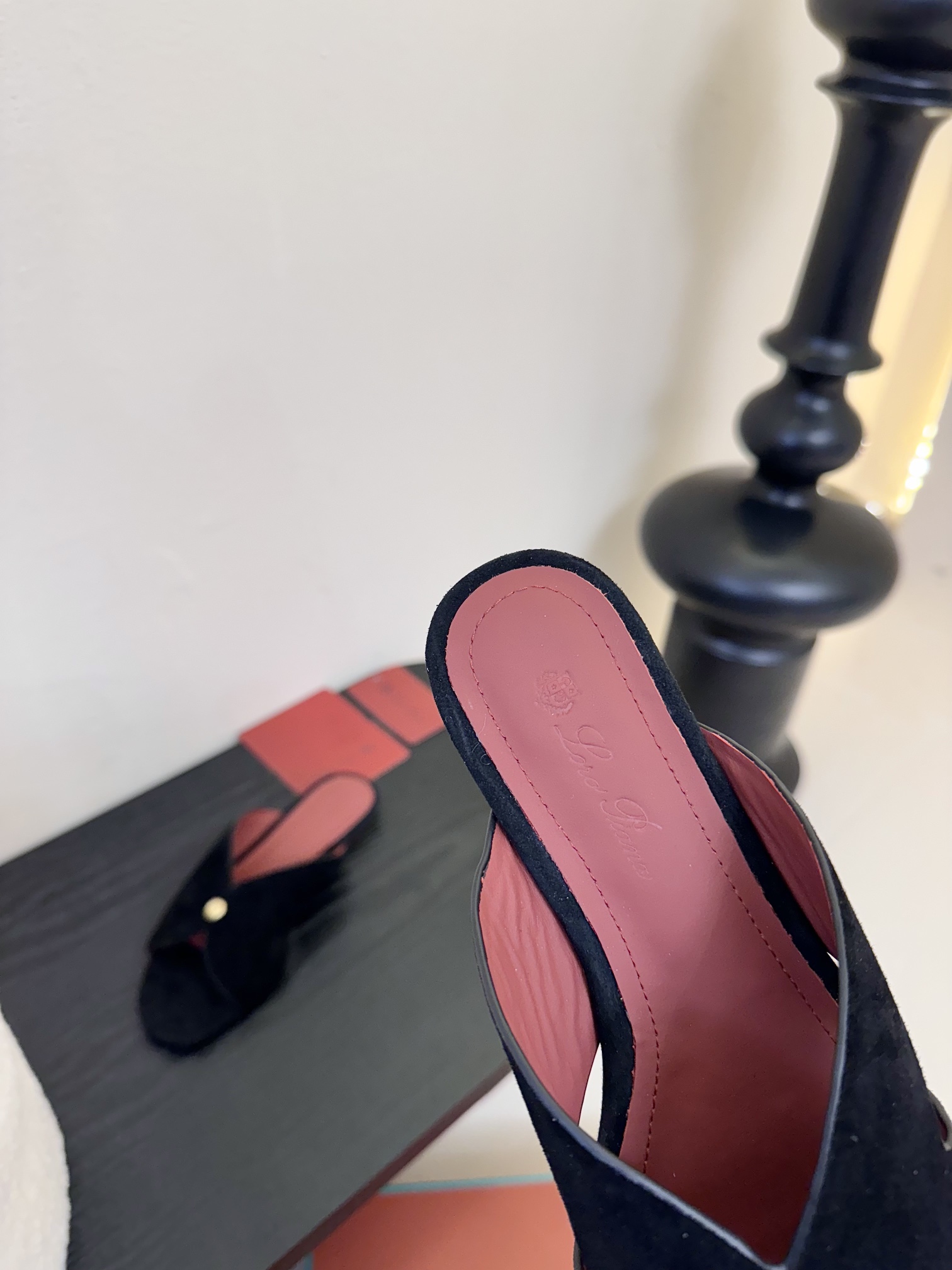 
Loropiana 25ss 新款 拖鞋系列

LP一直是以好穿舒适为主的设计风格 这几年老钱风穿搭超