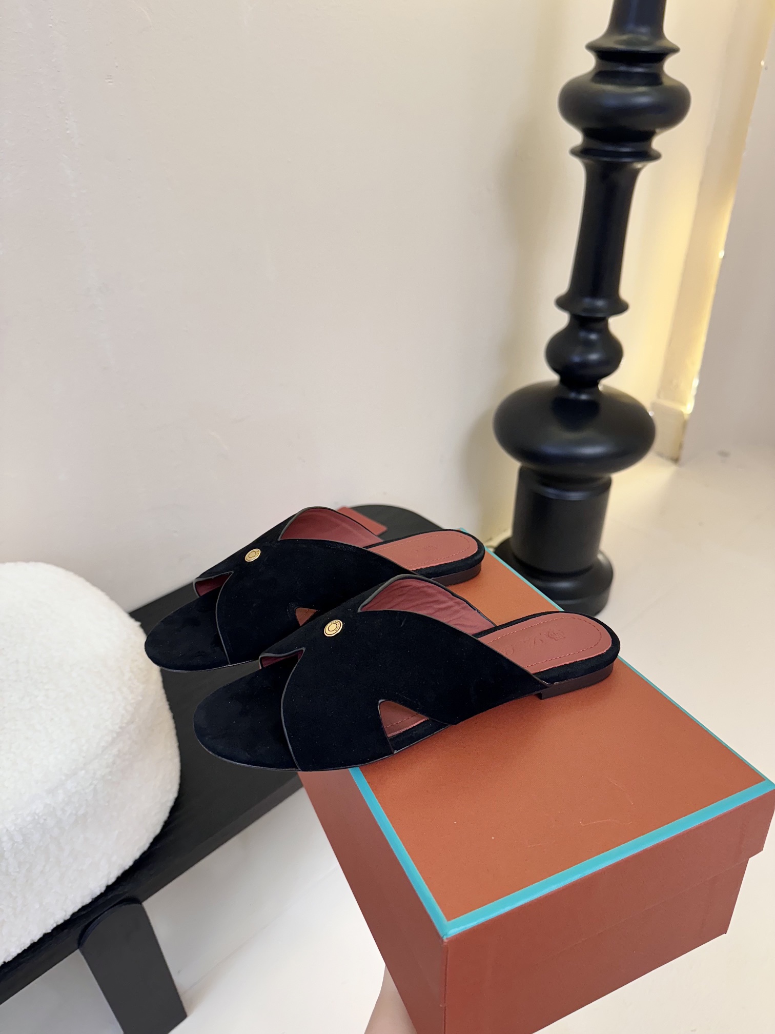 
Loropiana 25ss 新款 拖鞋系列

LP一直是以好穿舒适为主的设计风格 这几年老钱风穿搭超