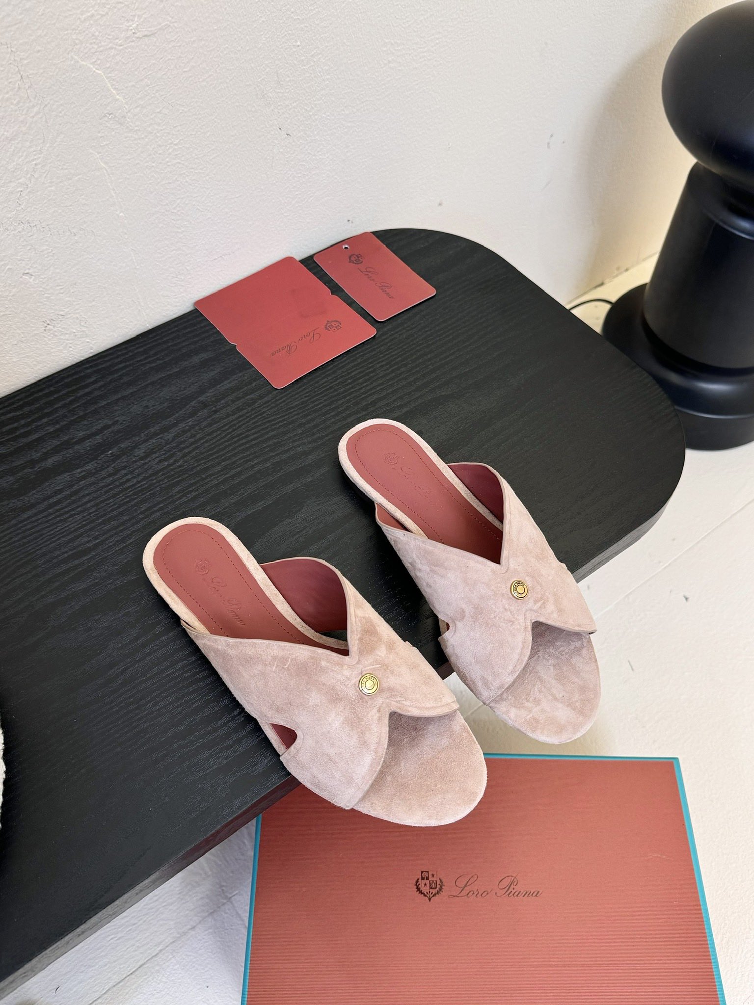 
Loropiana 25ss 新款 拖鞋系列

LP一直是以好穿舒适为主的设计风格 这几年老钱风穿搭超