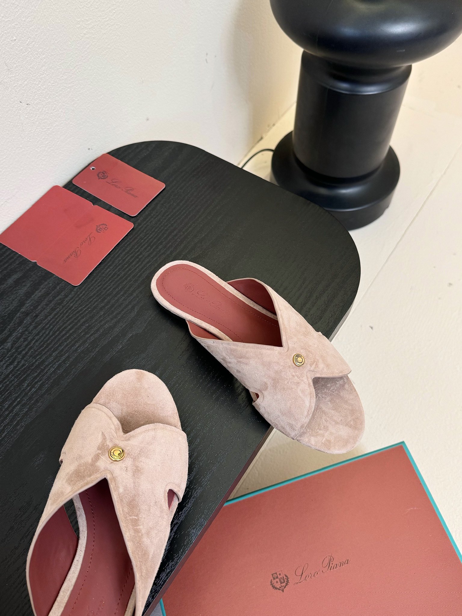 
Loropiana 25ss 新款 拖鞋系列

LP一直是以好穿舒适为主的设计风格 这几年老钱风穿搭超