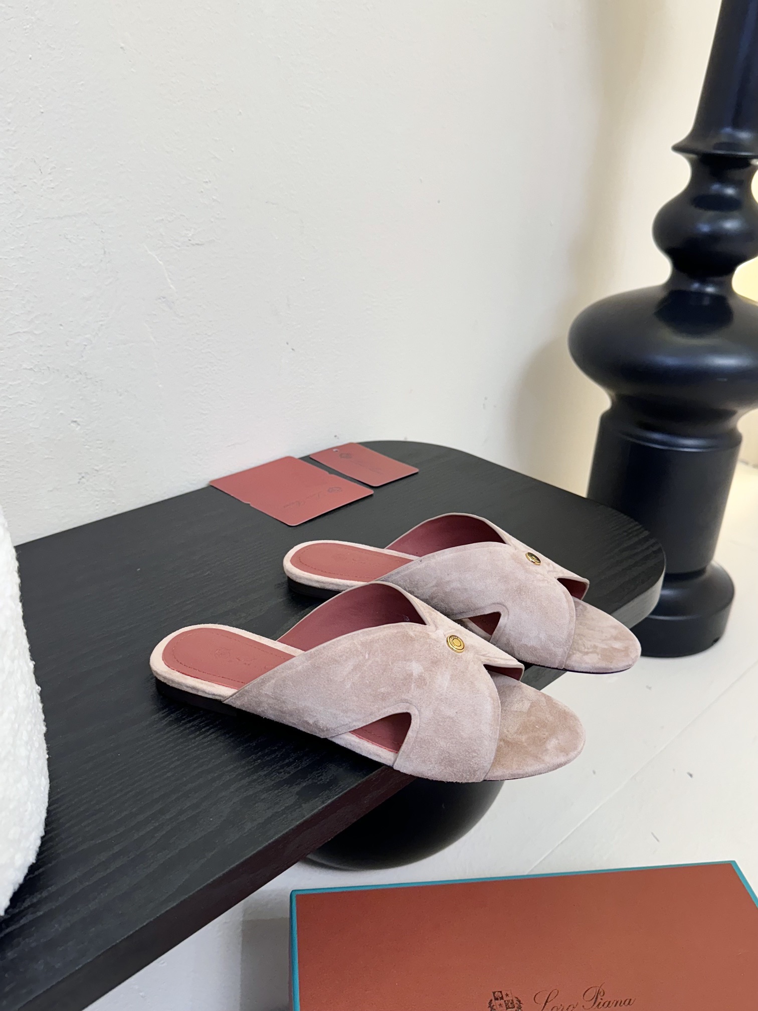
Loropiana 25ss 新款 拖鞋系列

LP一直是以好穿舒适为主的设计风格 这几年老钱风穿搭超