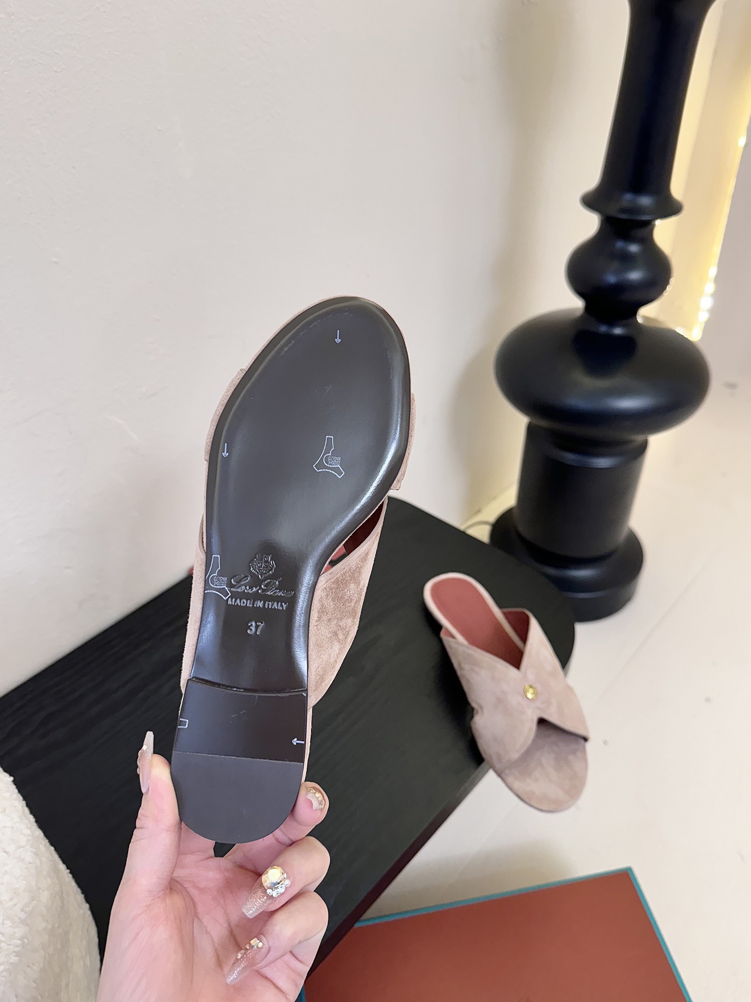 
Loropiana 25ss 新款 拖鞋系列

LP一直是以好穿舒适为主的设计风格 这几年老钱风穿搭超