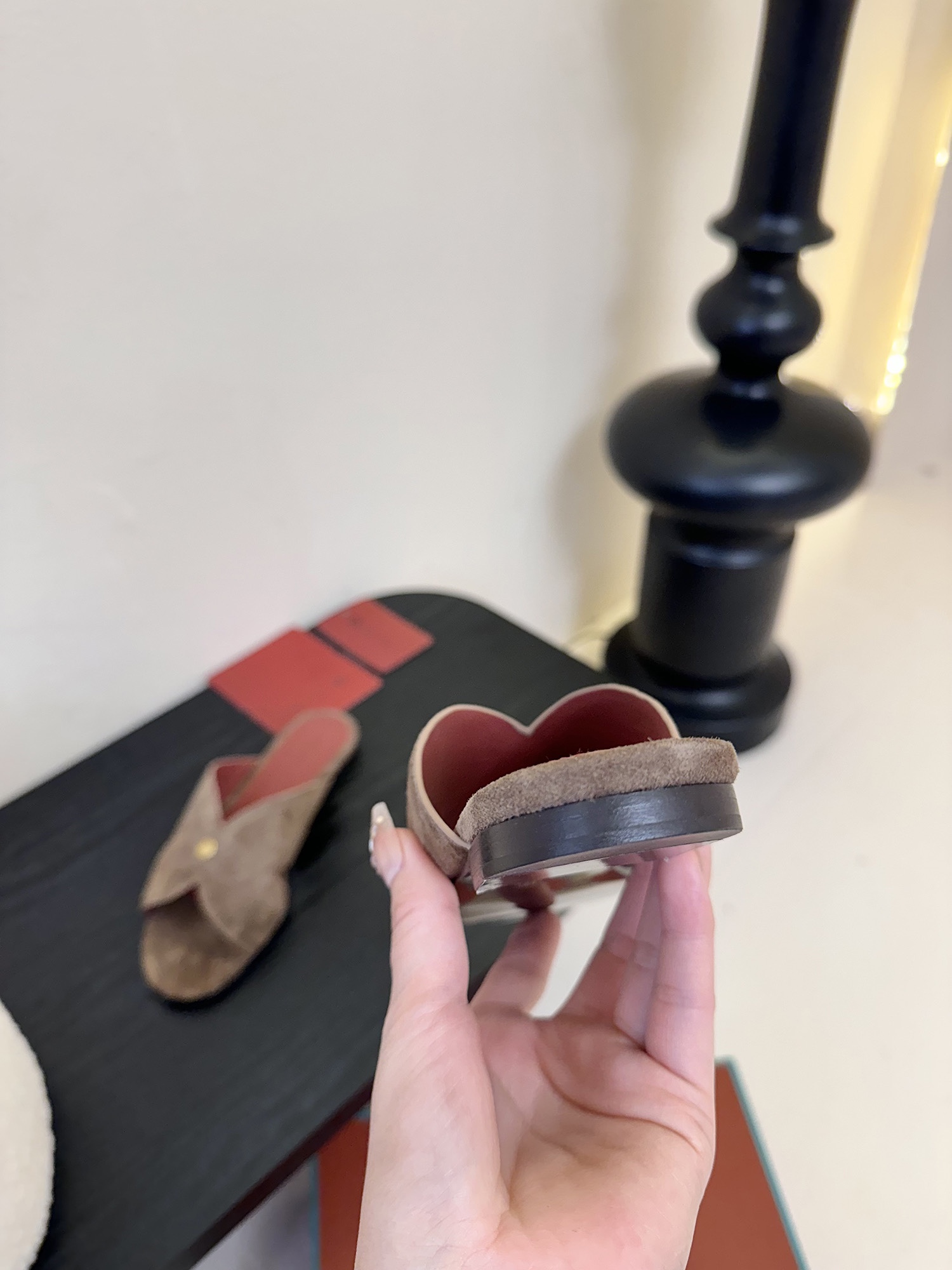 
Loropiana 25ss 新款 拖鞋系列

LP一直是以好穿舒适为主的设计风格 这几年老钱风穿搭超