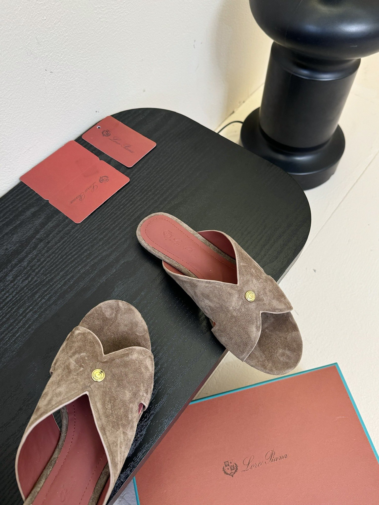 
Loropiana 25ss 新款 拖鞋系列

LP一直是以好穿舒适为主的设计风格 这几年老钱风穿搭超