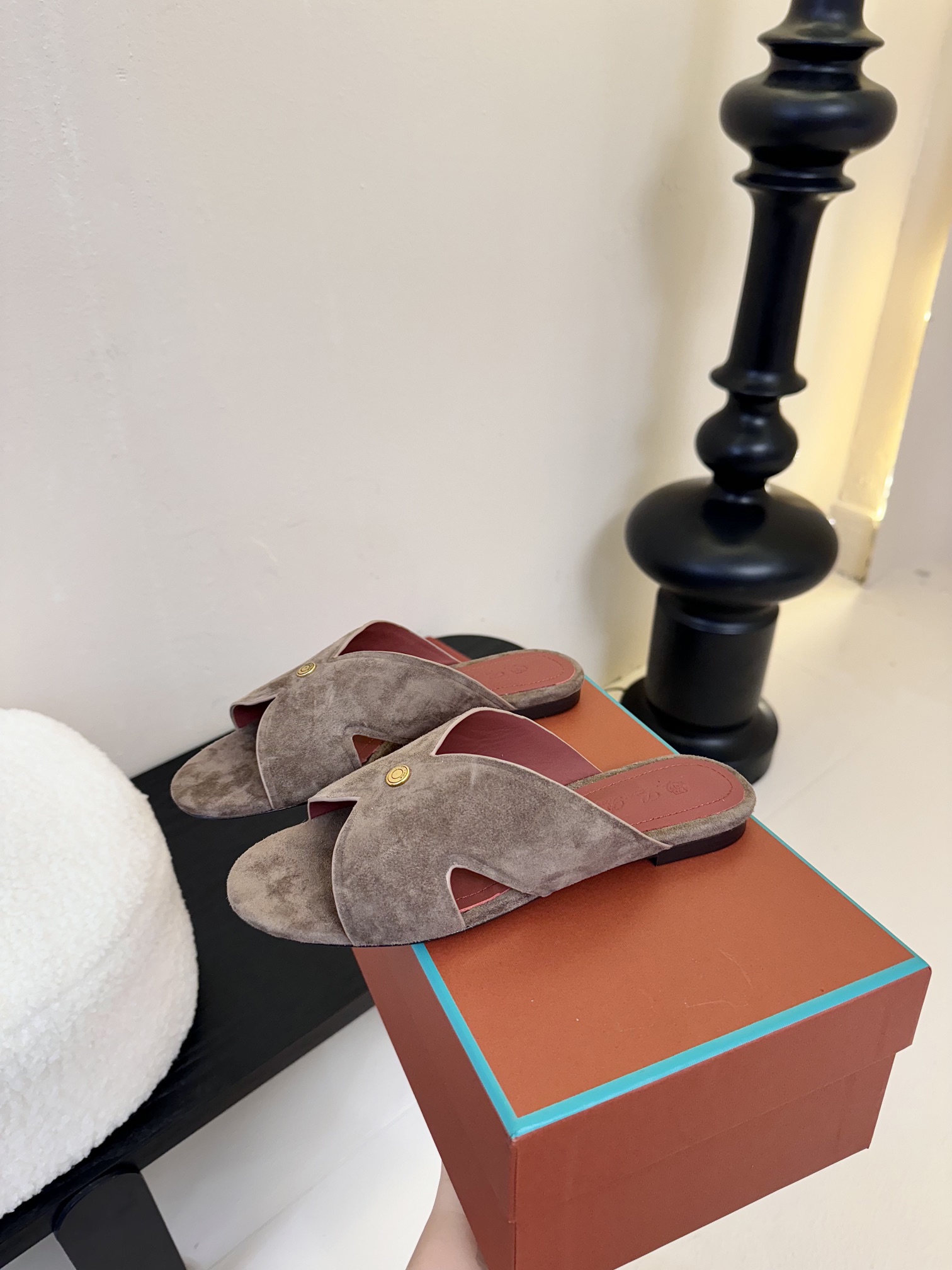 
Loropiana 25ss 新款 拖鞋系列

LP一直是以好穿舒适为主的设计风格 这几年老钱风穿搭超
