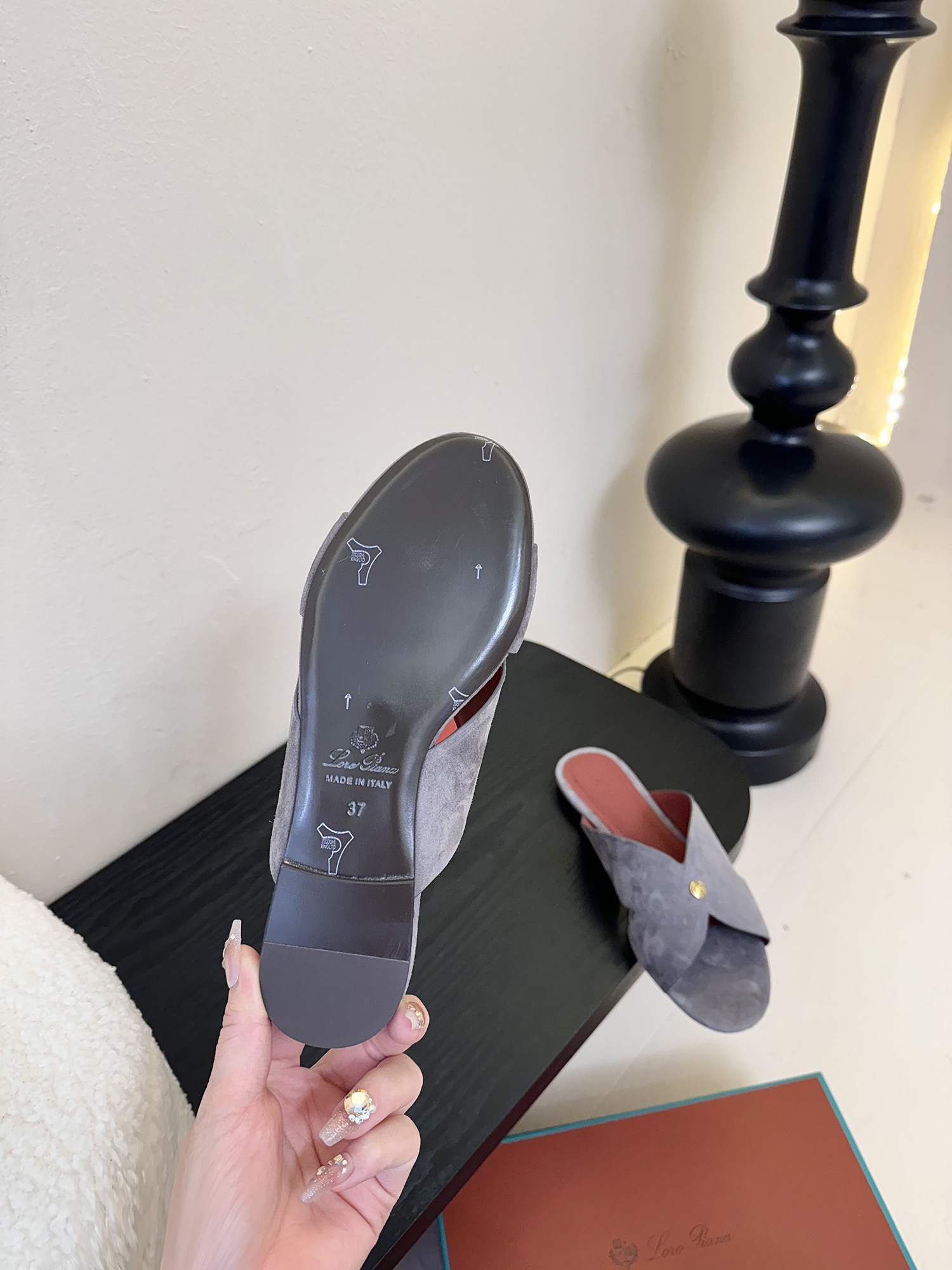 
Loropiana 25ss 新款 拖鞋系列

LP一直是以好穿舒适为主的设计风格 这几年老钱风穿搭超