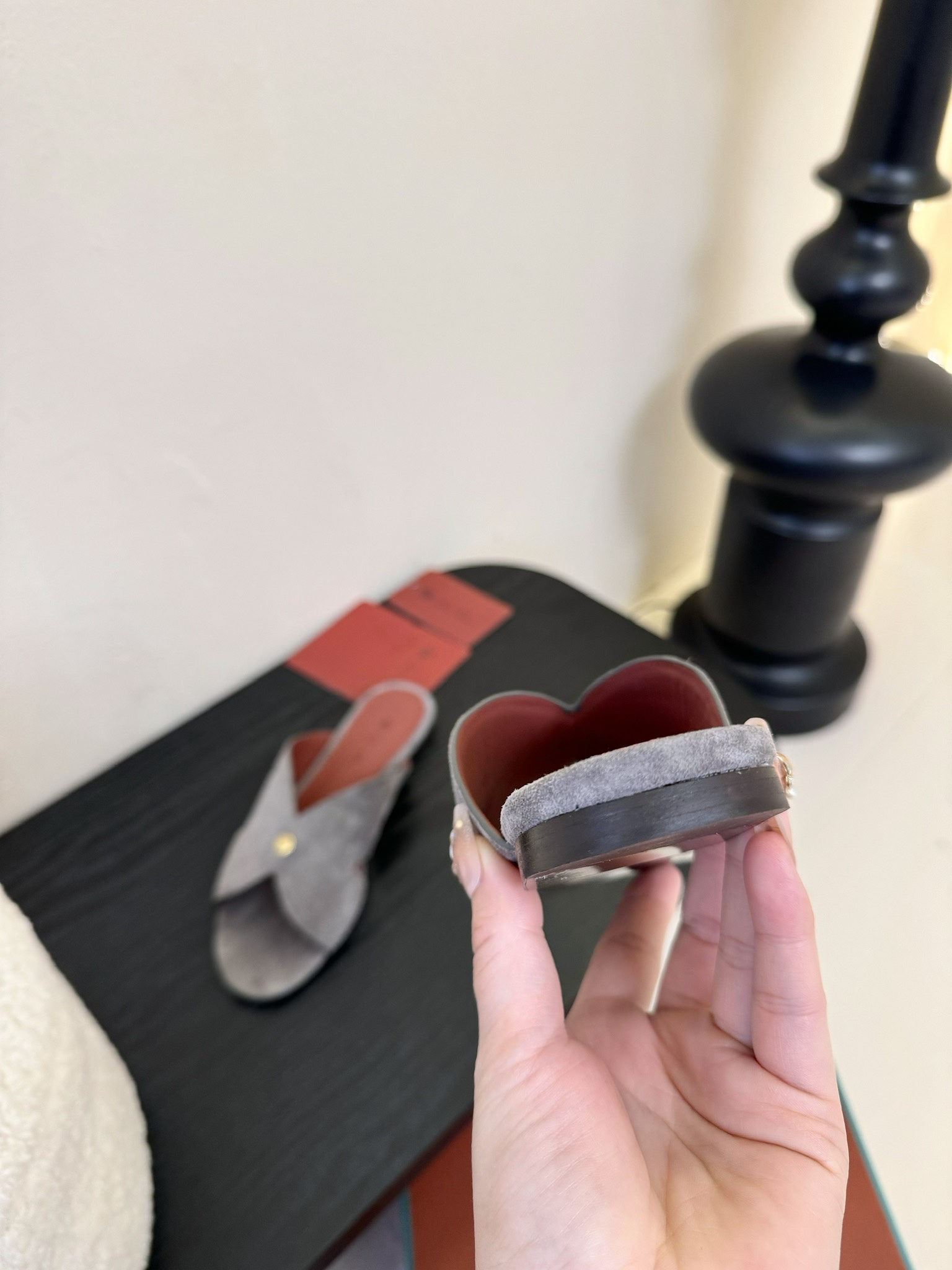 
Loropiana 25ss 新款 拖鞋系列

LP一直是以好穿舒适为主的设计风格 这几年老钱风穿搭超