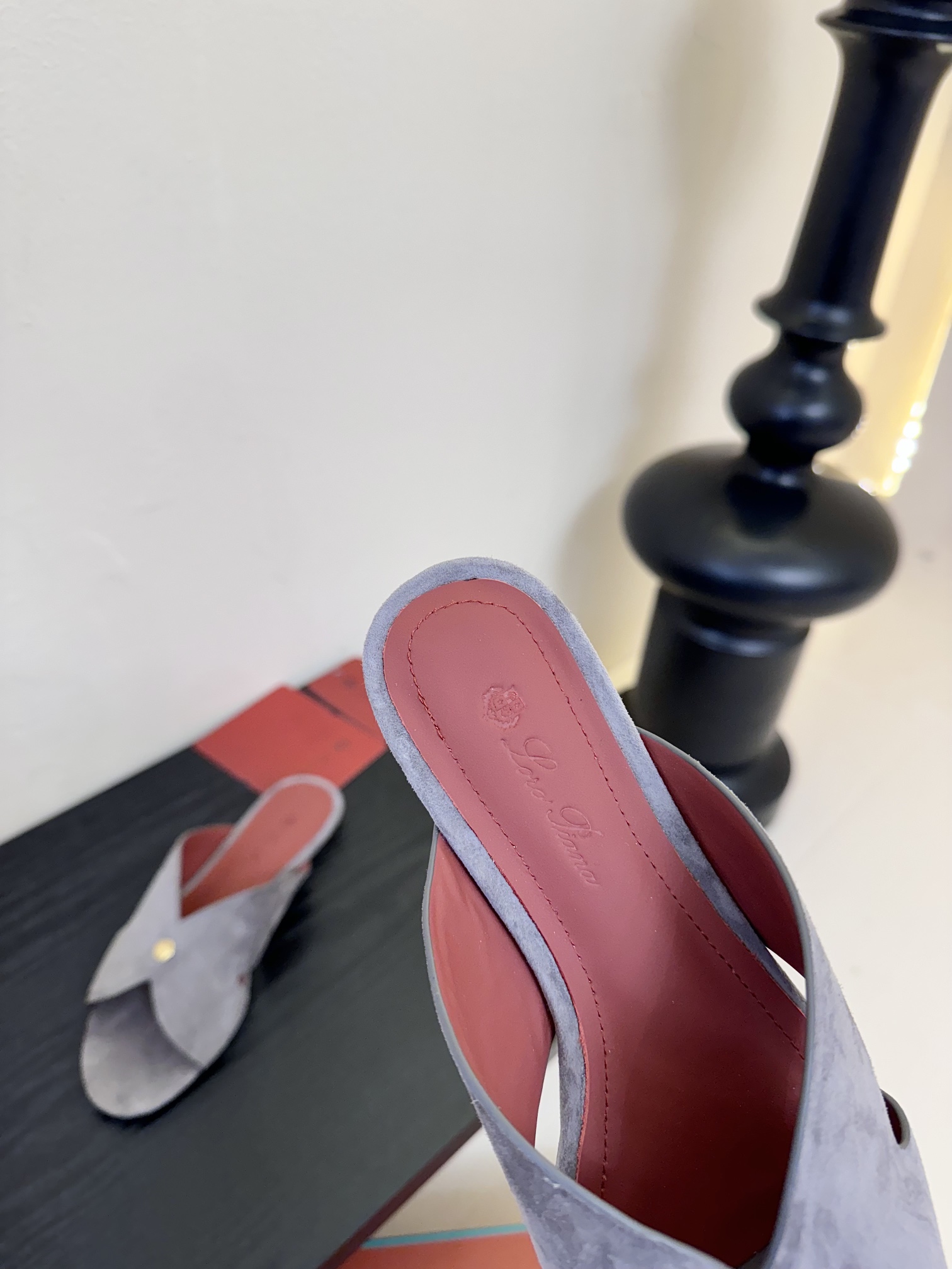 
Loropiana 25ss 新款 拖鞋系列

LP一直是以好穿舒适为主的设计风格 这几年老钱风穿搭超