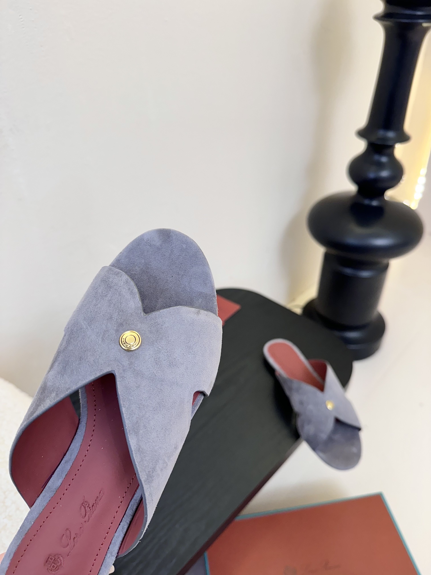 
Loropiana 25ss 新款 拖鞋系列

LP一直是以好穿舒适为主的设计风格 这几年老钱风穿搭超
