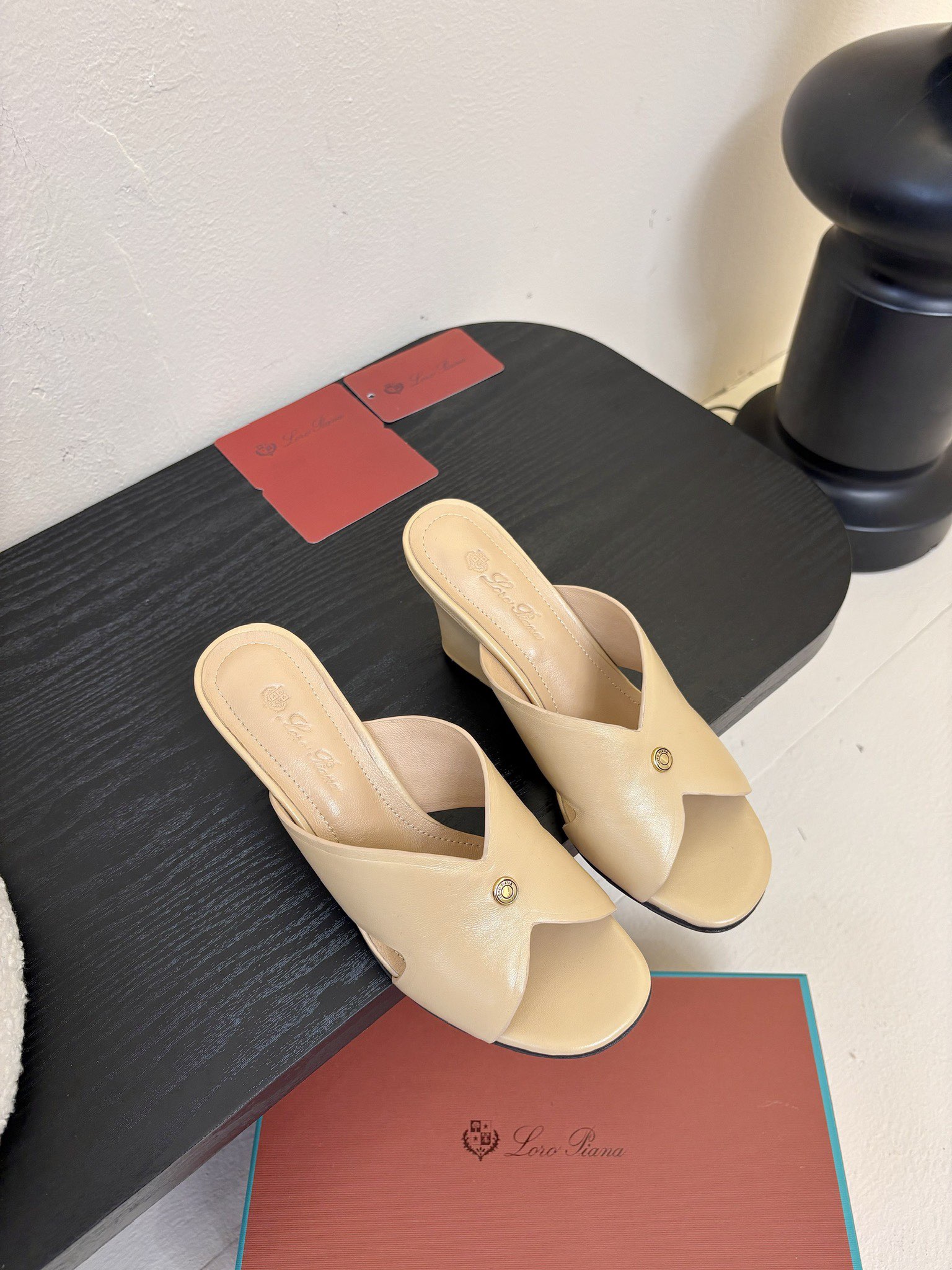 
Loropiana 25ss 新款 拖鞋系列

LP一直是以好穿舒适为主的设计风格 这几年老钱风穿搭超