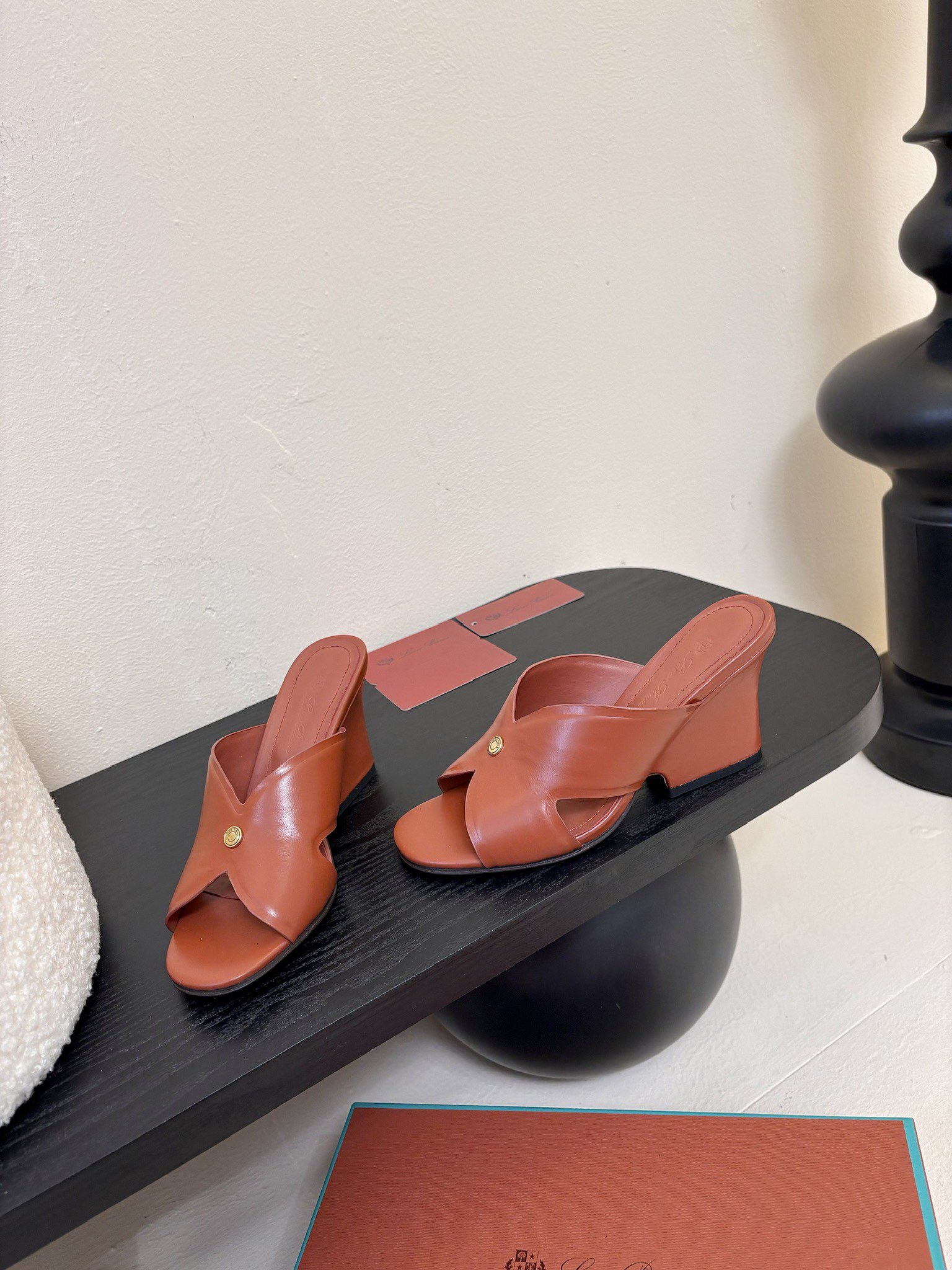 
Loropiana 25ss 新款 拖鞋系列

LP一直是以好穿舒适为主的设计风格 这几年老钱风穿搭超