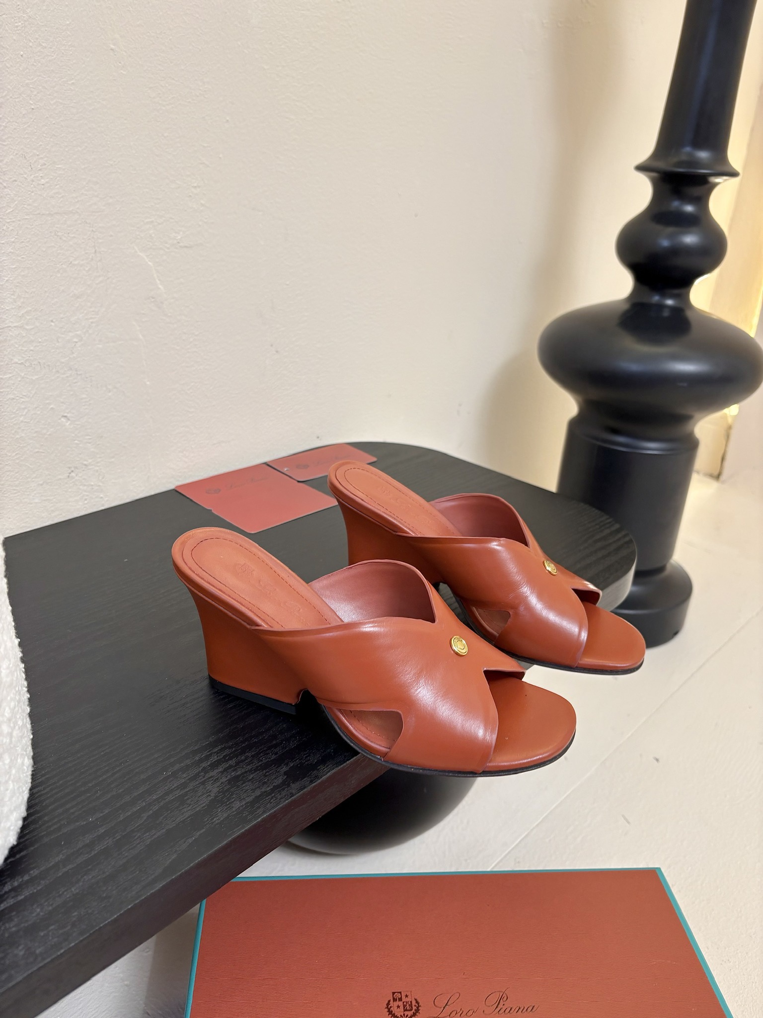 
Loropiana 25ss 新款 拖鞋系列

LP一直是以好穿舒适为主的设计风格 这几年老钱风穿搭超