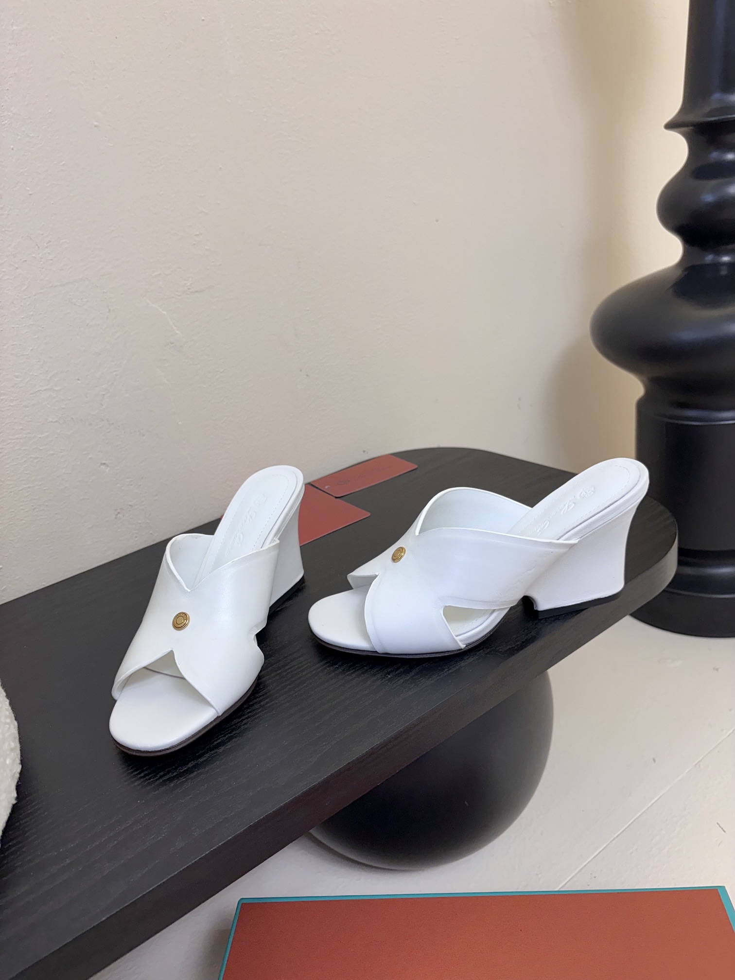 
Loropiana 25ss 新款 拖鞋系列

LP一直是以好穿舒适为主的设计风格 这几年老钱风穿搭超