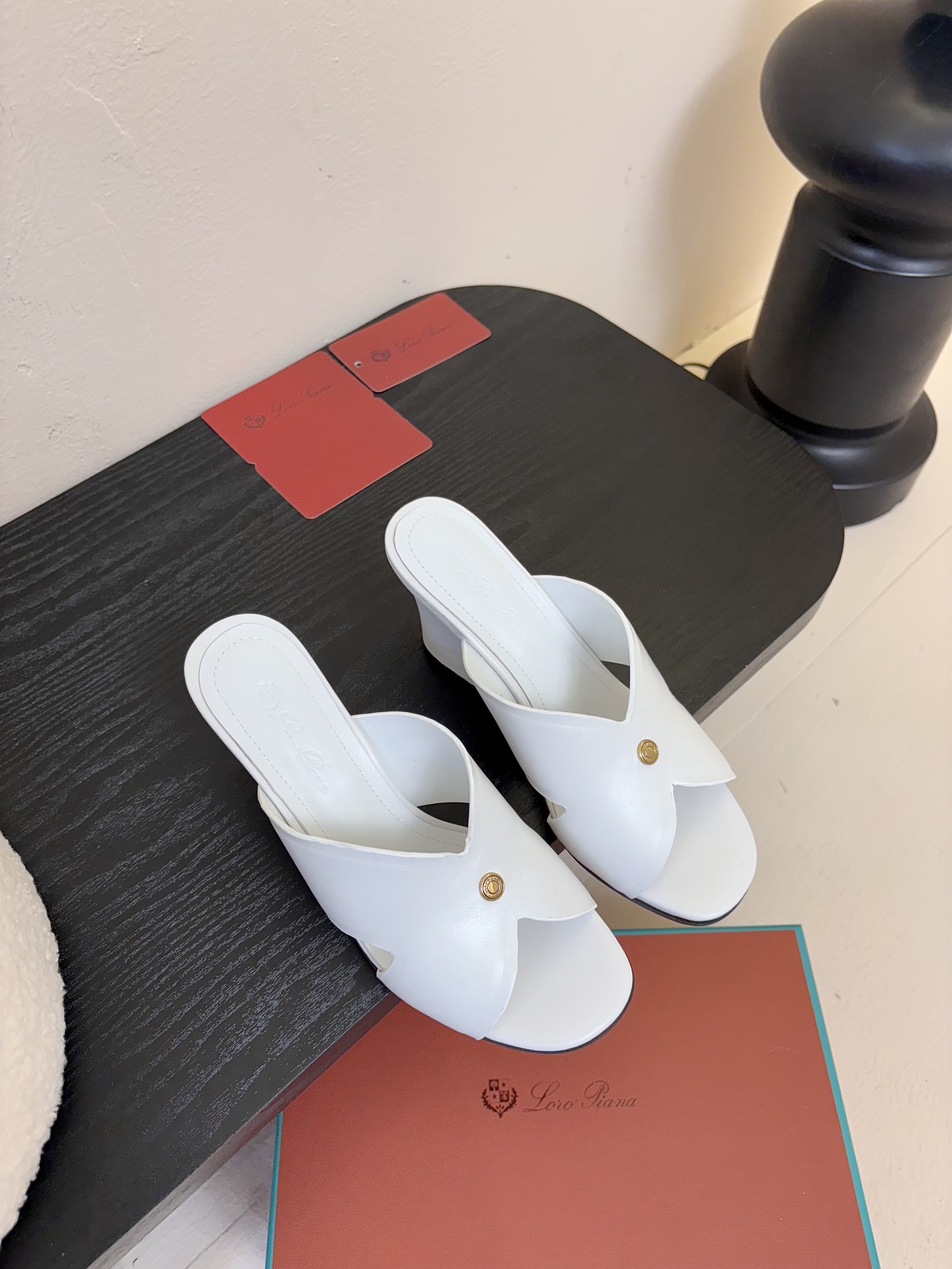 
Loropiana 25ss 新款 拖鞋系列

LP一直是以好穿舒适为主的设计风格 这几年老钱风穿搭超
