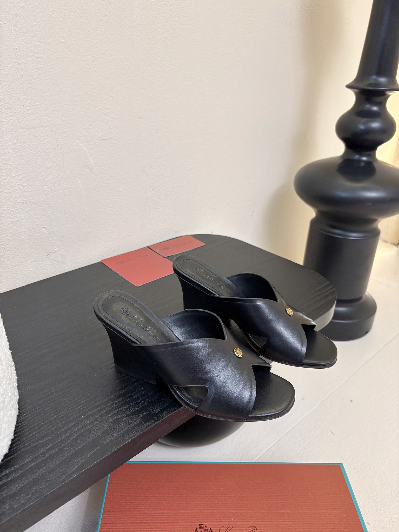 
Loropiana 25ss 新款 拖鞋系列

LP一直是以好穿舒适为主的设计风格 这几年老钱风穿搭超