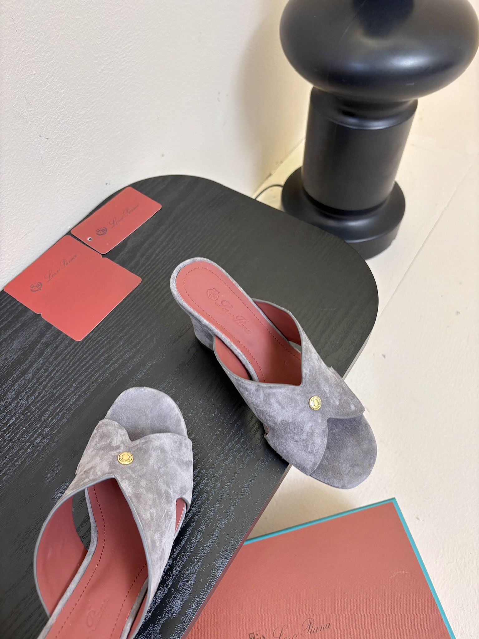 
Loropiana 25ss 新款 拖鞋系列

LP一直是以好穿舒适为主的设计风格 这几年老钱风穿搭超