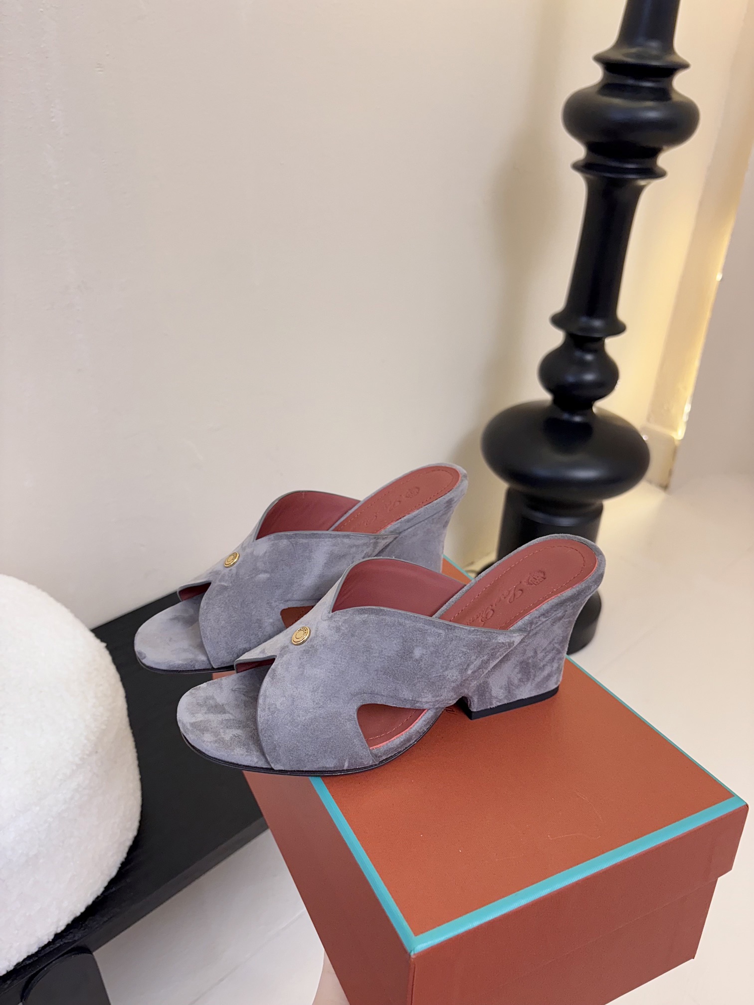 
Loropiana 25ss 新款 拖鞋系列

LP一直是以好穿舒适为主的设计风格 这几年老钱风穿搭超