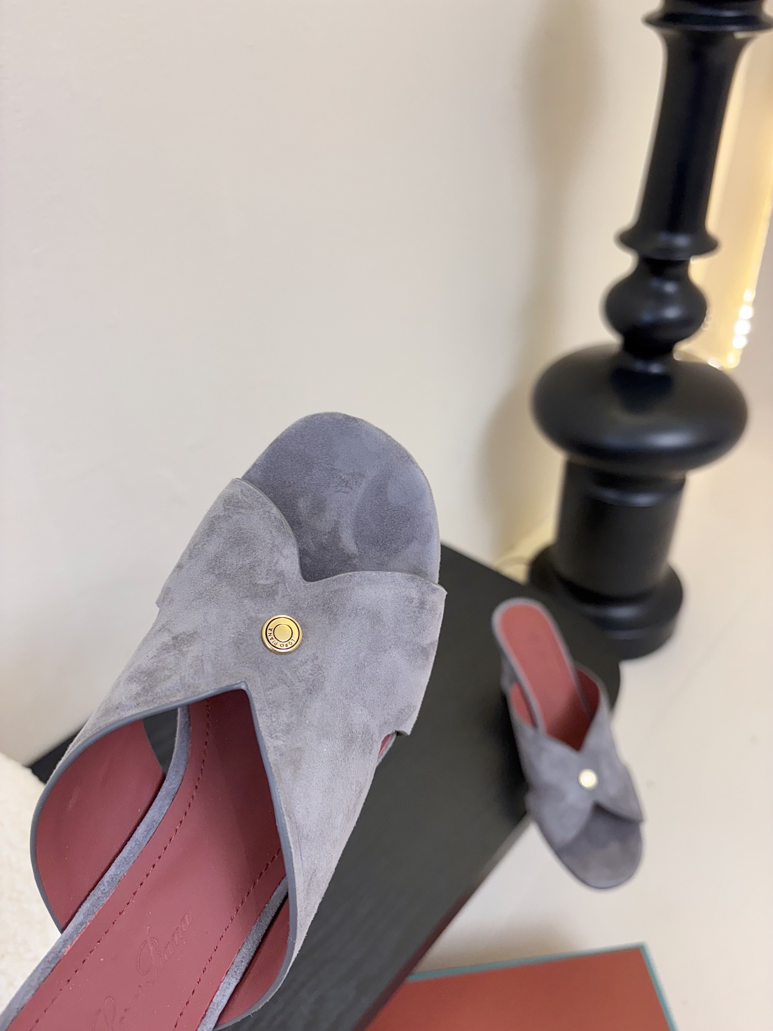 
Loropiana 25ss 新款 拖鞋系列

LP一直是以好穿舒适为主的设计风格 这几年老钱风穿搭超