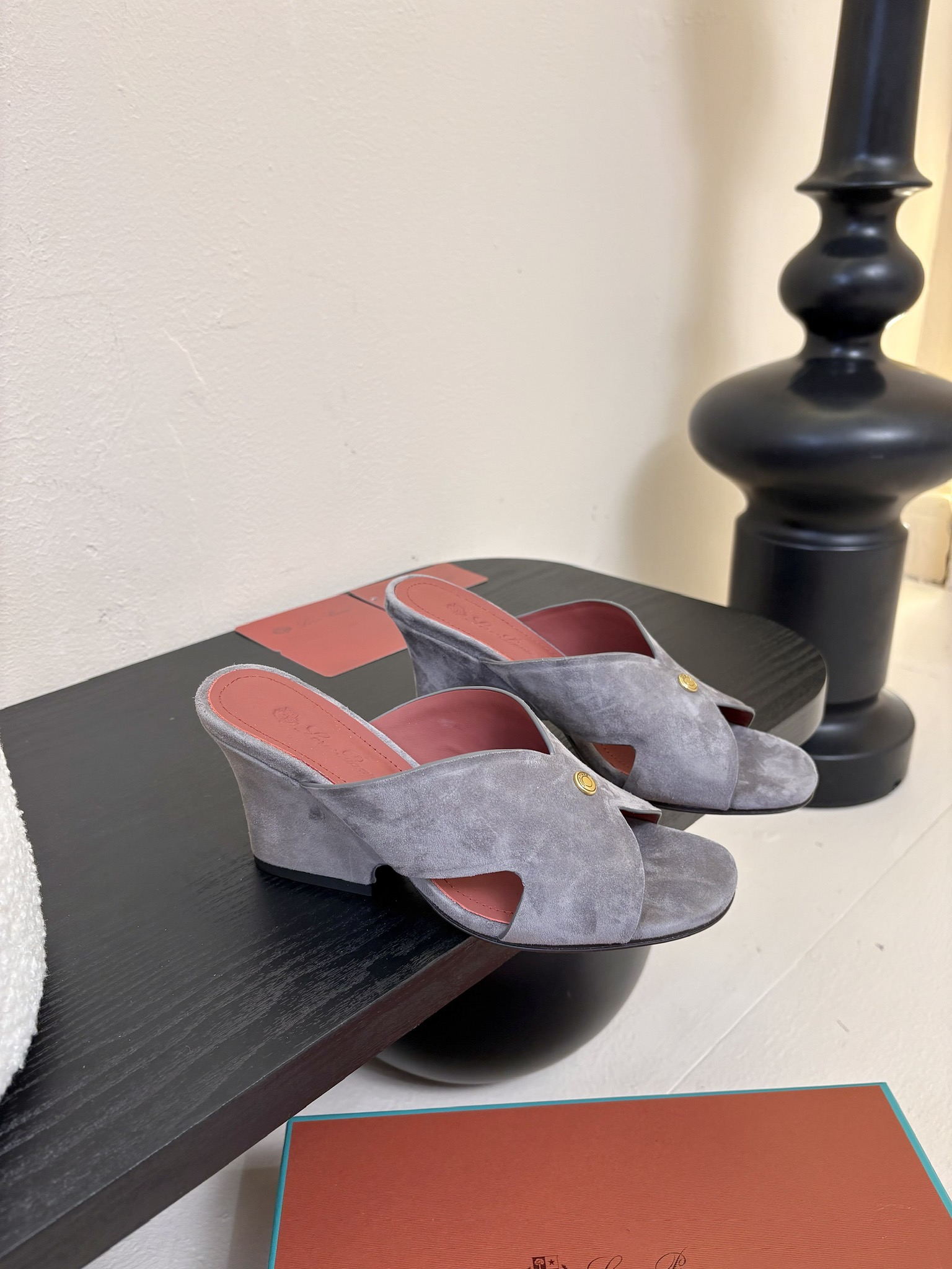 
Loropiana 25ss 新款 拖鞋系列

LP一直是以好穿舒适为主的设计风格 这几年老钱风穿搭超