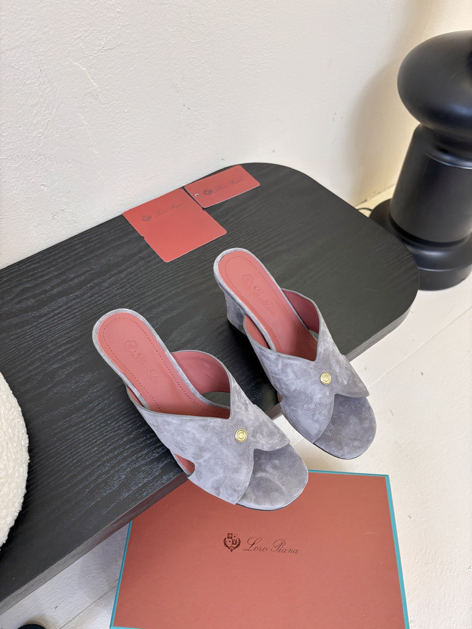 
Loropiana 25ss 新款 拖鞋系列

LP一直是以好穿舒适为主的设计风格 这几年老钱风穿搭超