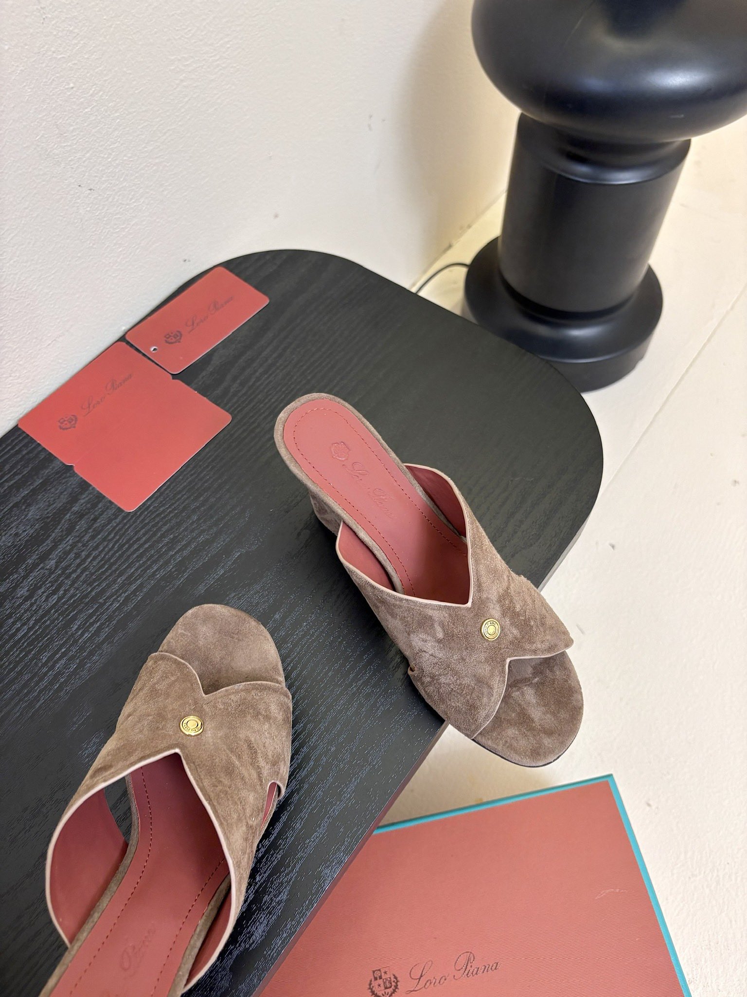 
Loropiana 25ss 新款 拖鞋系列

LP一直是以好穿舒适为主的设计风格 这几年老钱风穿搭超
