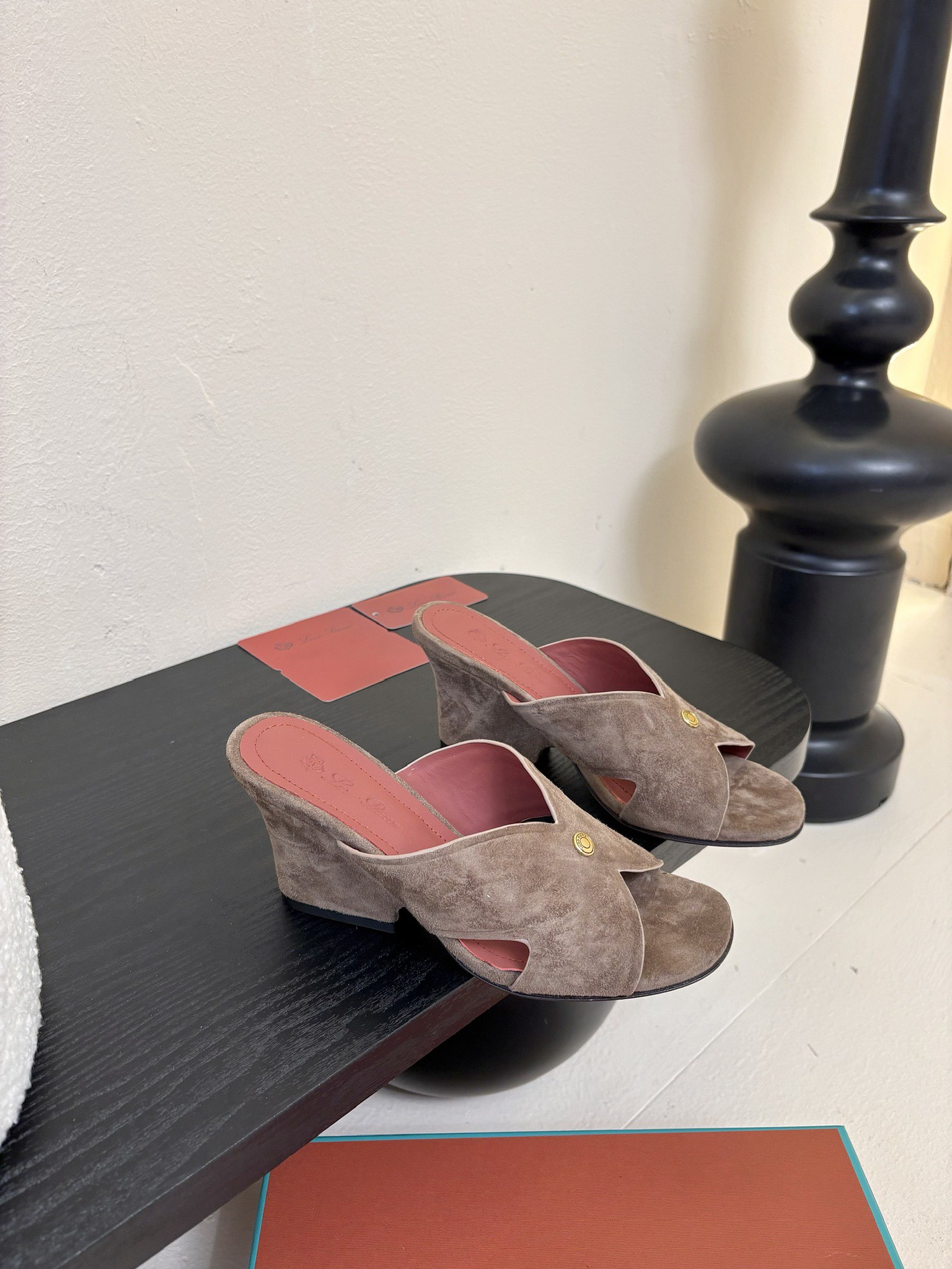 
Loropiana 25ss 新款 拖鞋系列

LP一直是以好穿舒适为主的设计风格 这几年老钱风穿搭超