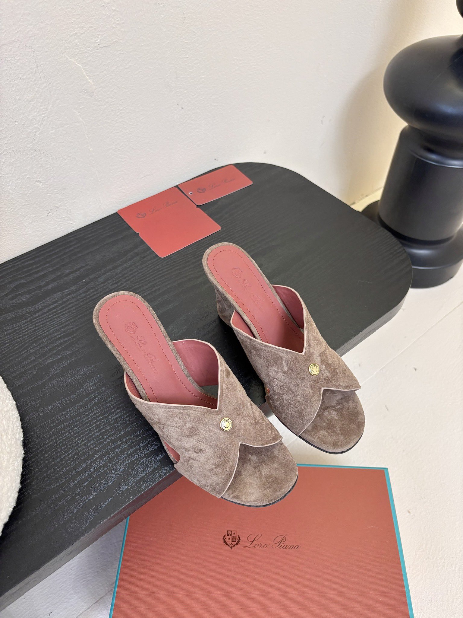 
Loropiana 25ss 新款 拖鞋系列

LP一直是以好穿舒适为主的设计风格 这几年老钱风穿搭超