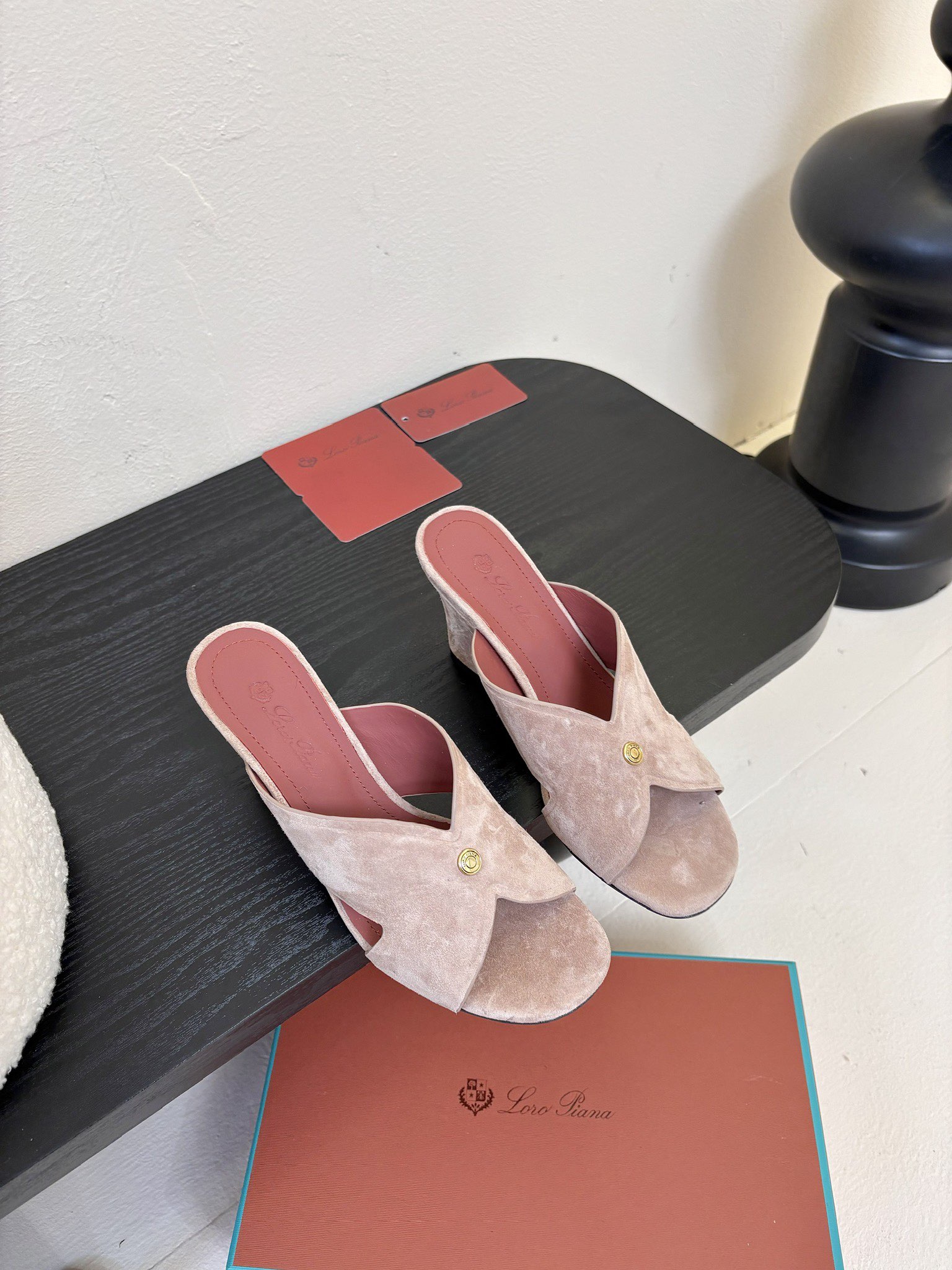 
Loropiana 25ss 新款 拖鞋系列

LP一直是以好穿舒适为主的设计风格 这几年老钱风穿搭超
