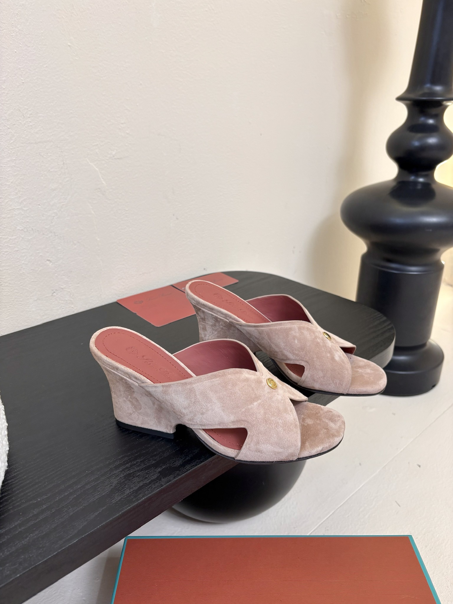 
Loropiana 25ss 新款 拖鞋系列

LP一直是以好穿舒适为主的设计风格 这几年老钱风穿搭超