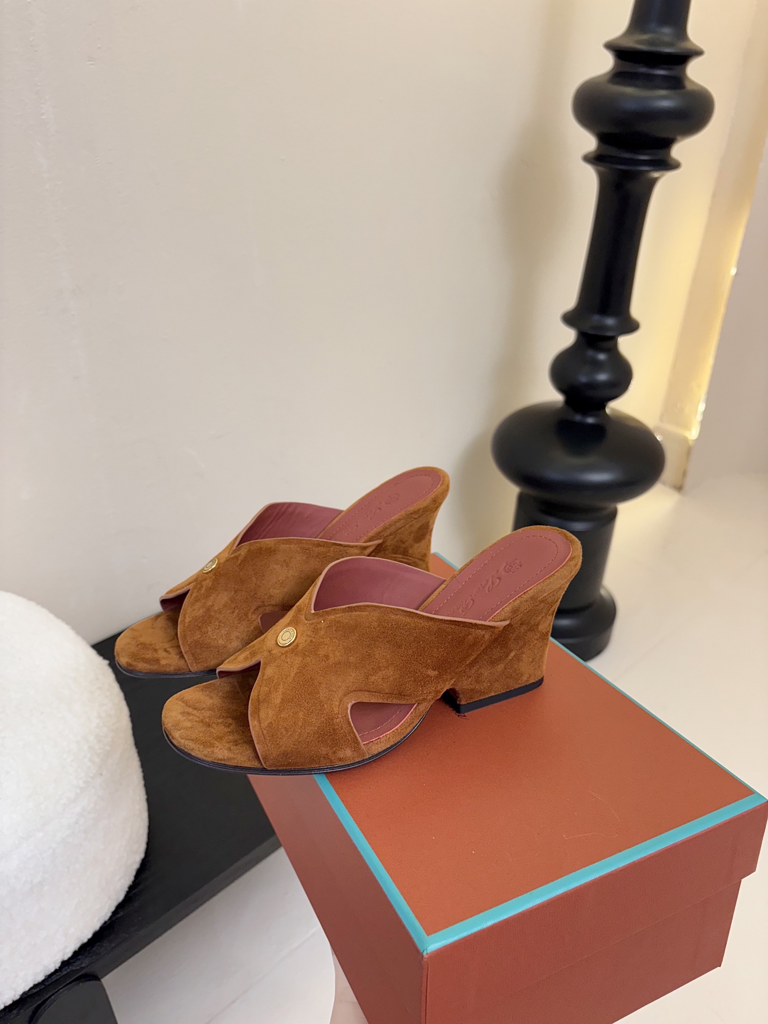 
Loropiana 25ss 新款 拖鞋系列

LP一直是以好穿舒适为主的设计风格 这几年老钱风穿搭超