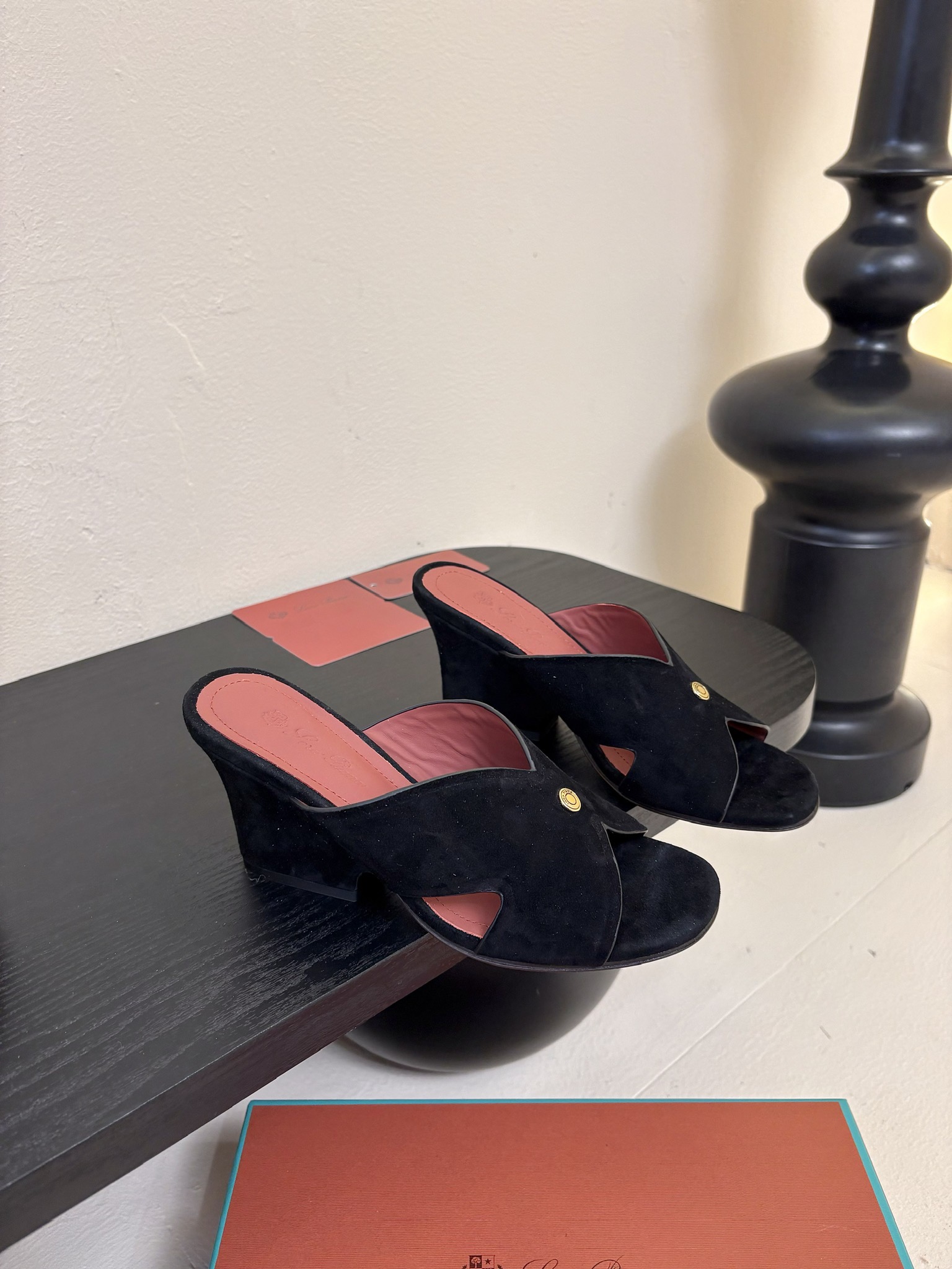 
Loropiana 25ss 新款 拖鞋系列

LP一直是以好穿舒适为主的设计风格 这几年老钱风穿搭超