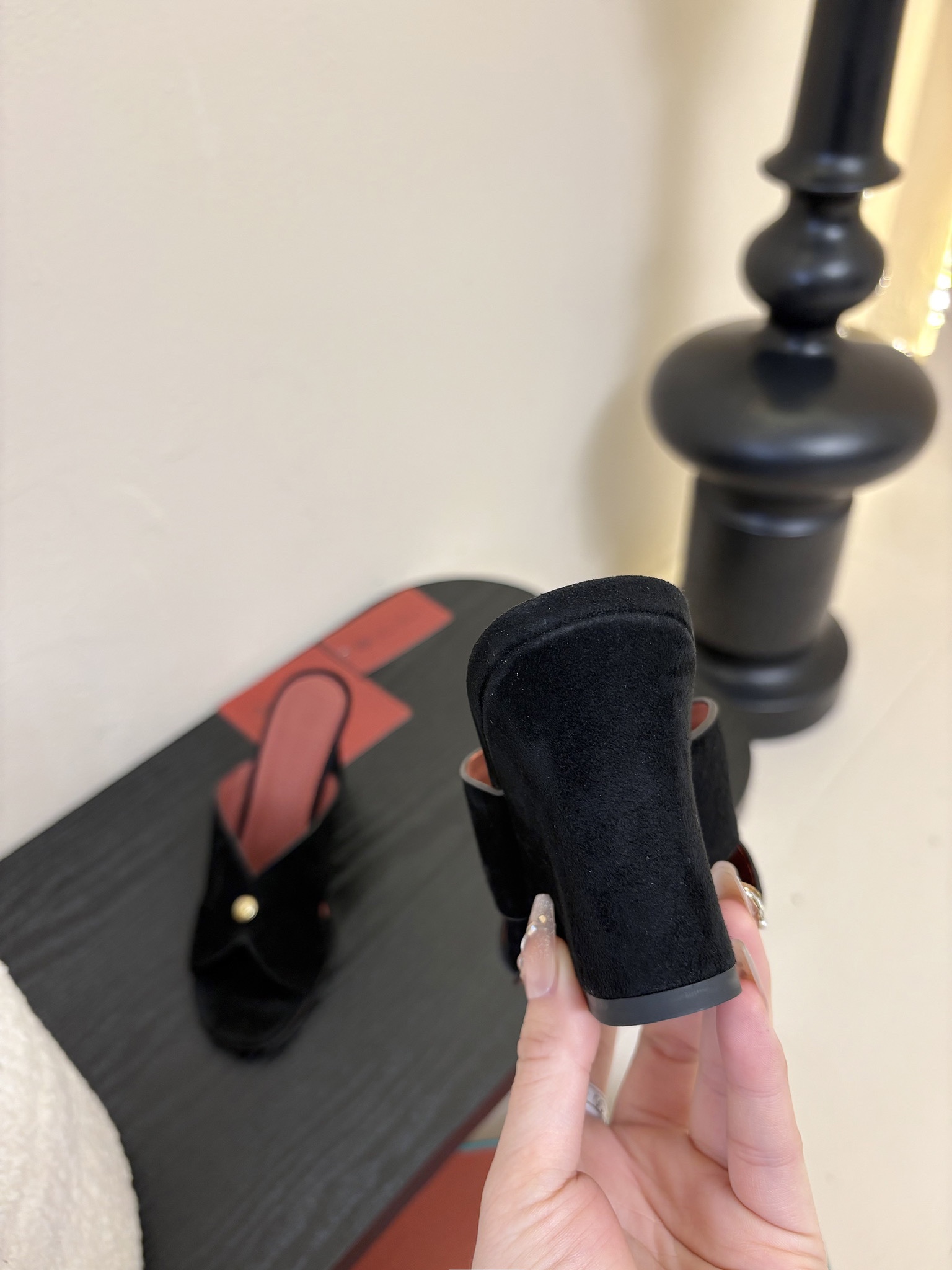 
Loropiana 25ss 新款 拖鞋系列

LP一直是以好穿舒适为主的设计风格 这几年老钱风穿搭超