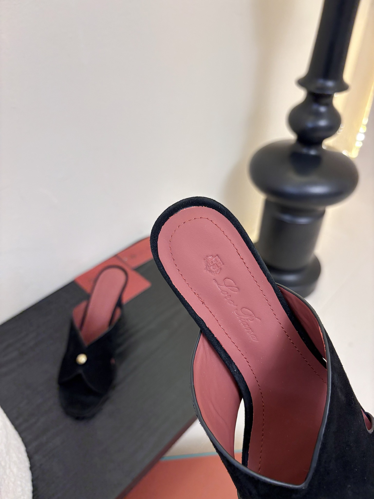 
Loropiana 25ss 新款 拖鞋系列

LP一直是以好穿舒适为主的设计风格 这几年老钱风穿搭超