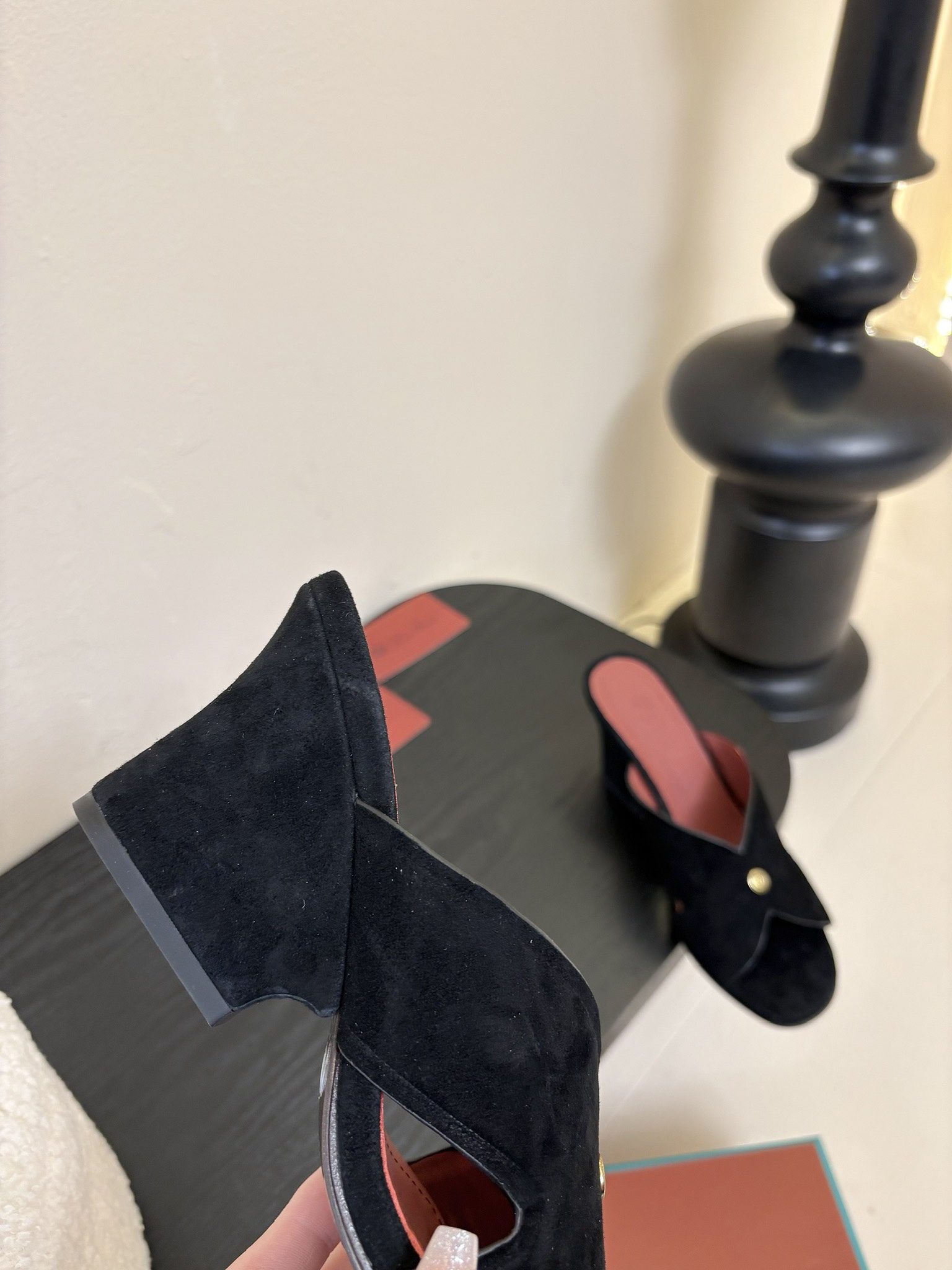 
Loropiana 25ss 新款 拖鞋系列

LP一直是以好穿舒适为主的设计风格 这几年老钱风穿搭超