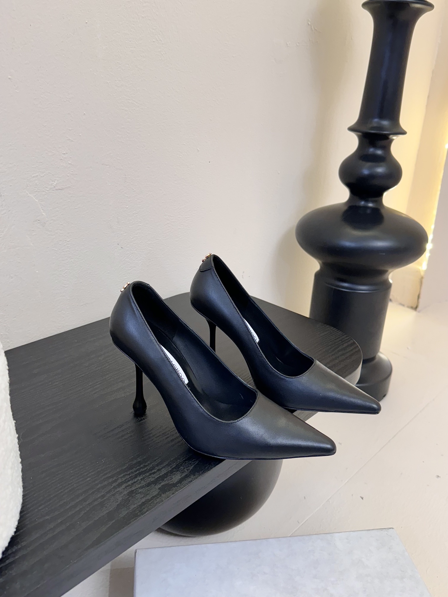 
Jimmy Choo 将圆润光泽镶嵌于足尖
为你的穿搭映亮魅力，璀璨每刻!
莹润动人，轻易动心
Jim