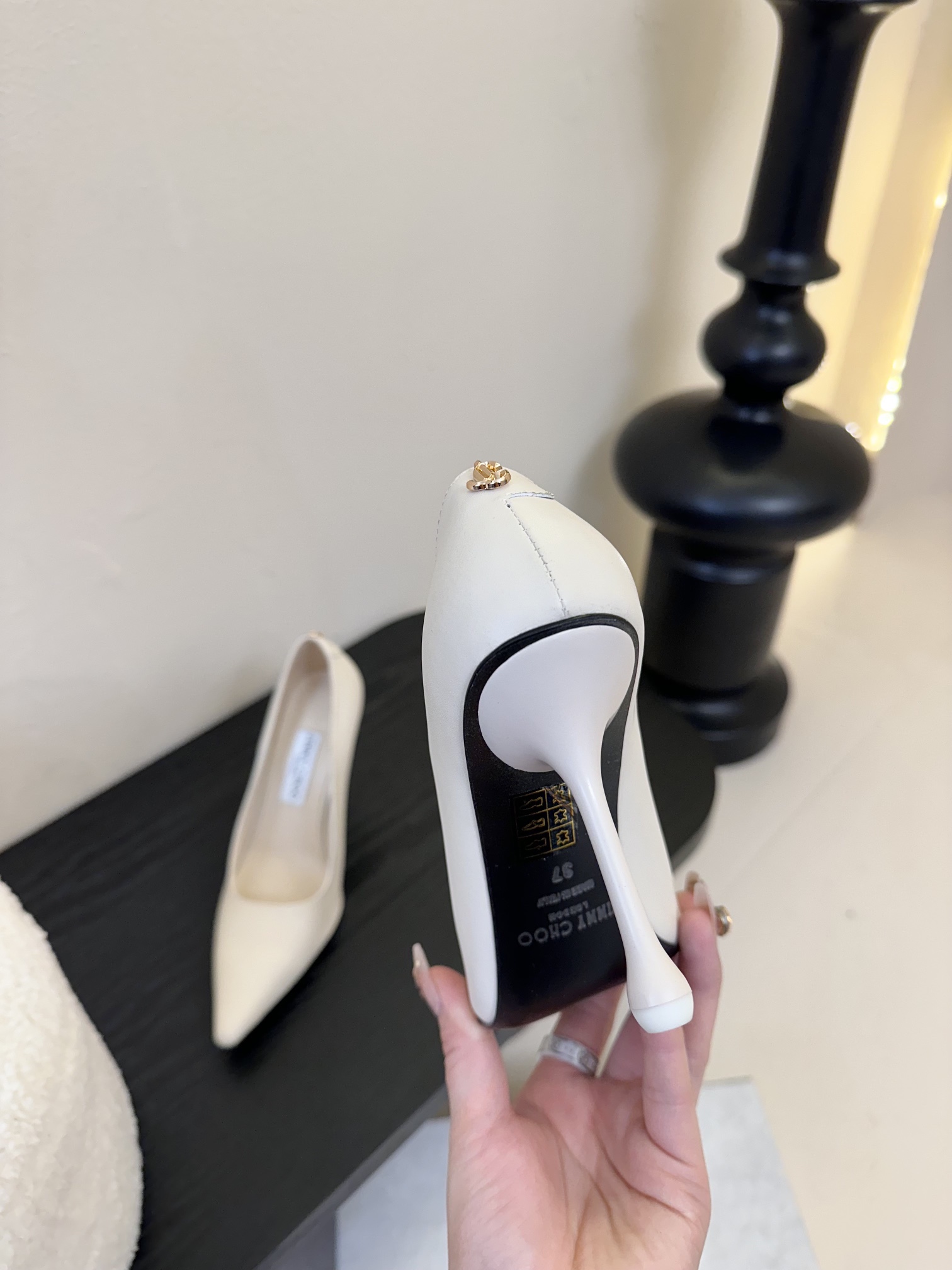 
Jimmy Choo 将圆润光泽镶嵌于足尖
为你的穿搭映亮魅力，璀璨每刻!
莹润动人，轻易动心
Jim